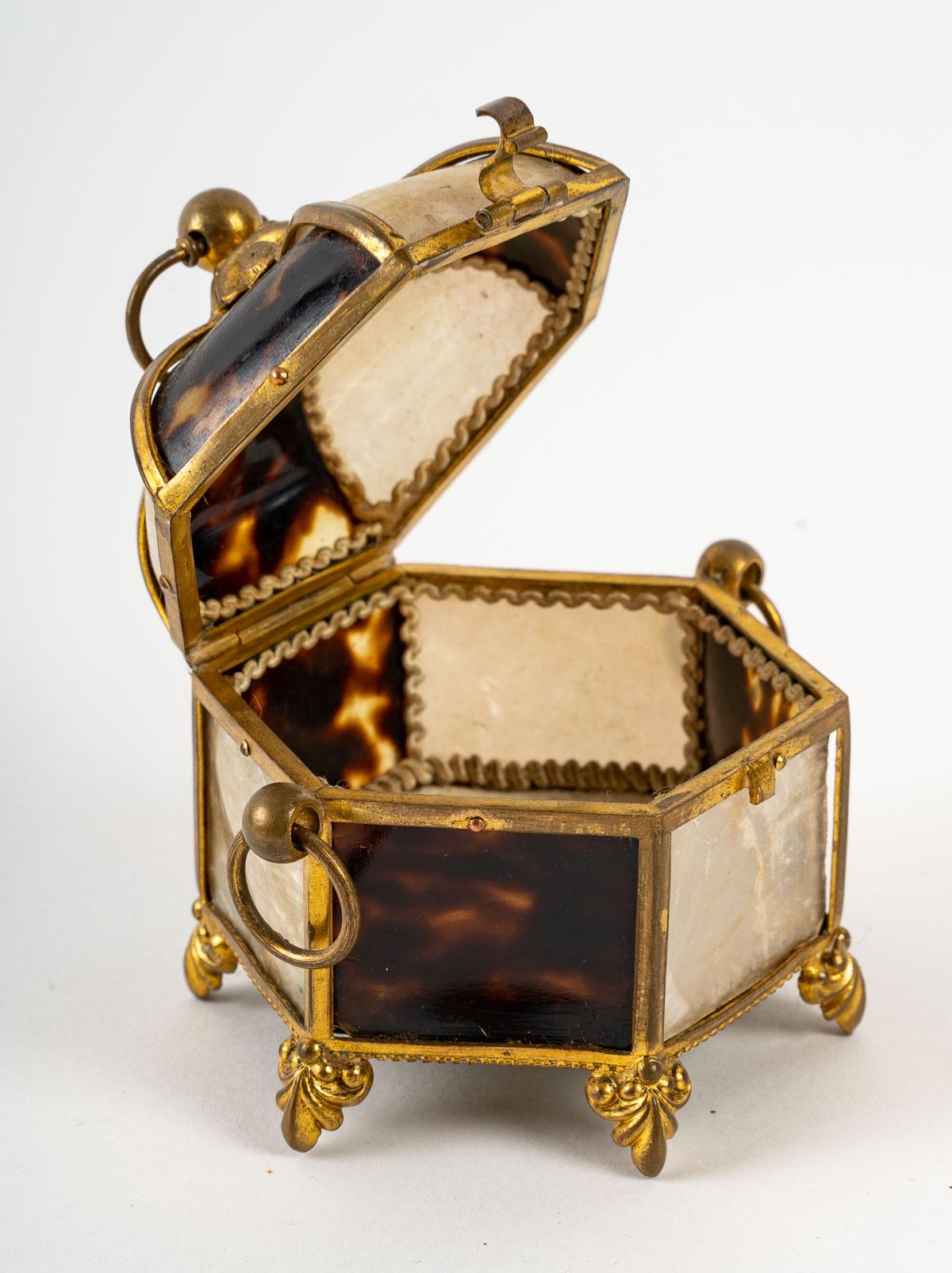 Small Charles X period box for precious jewels, early 19th century, made of tortoise shell, mother-of-pearl and gilt brass.
Measures: H: 8 cm, W: 9 cm, D: 7 cm.