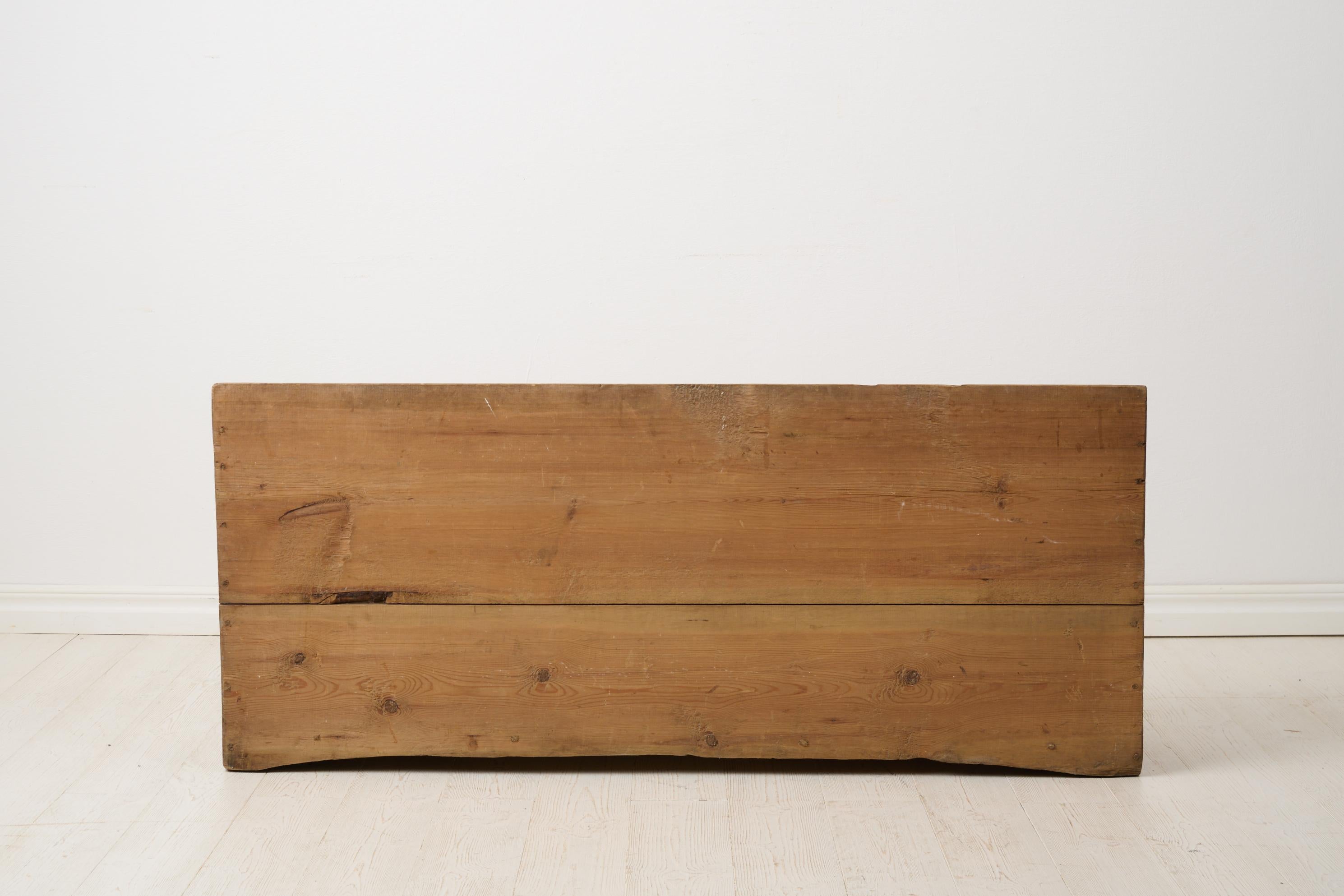 Charmant petit banc ancien d'art populaire primitif suédois à patine naturelle en vente 3