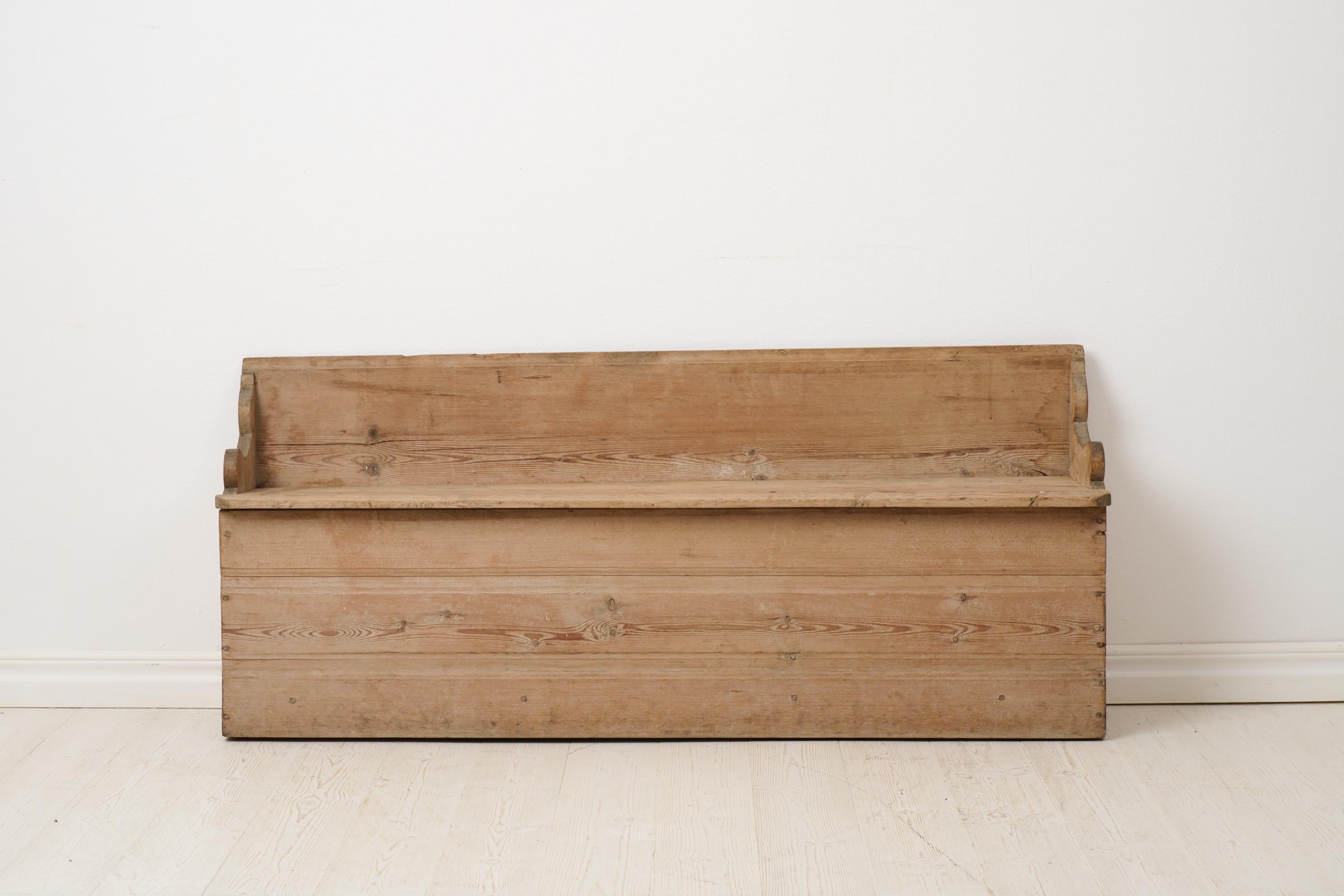 Charmant petit banc d'art populaire primitif du nord de la Suède, fabriqué à la main vers 1840. Le banc est fabriqué en pin massif qui n'a jamais été peint, de sorte que le bois a pris une patine naturelle après 200 ans d'utilisation. Bon espace de