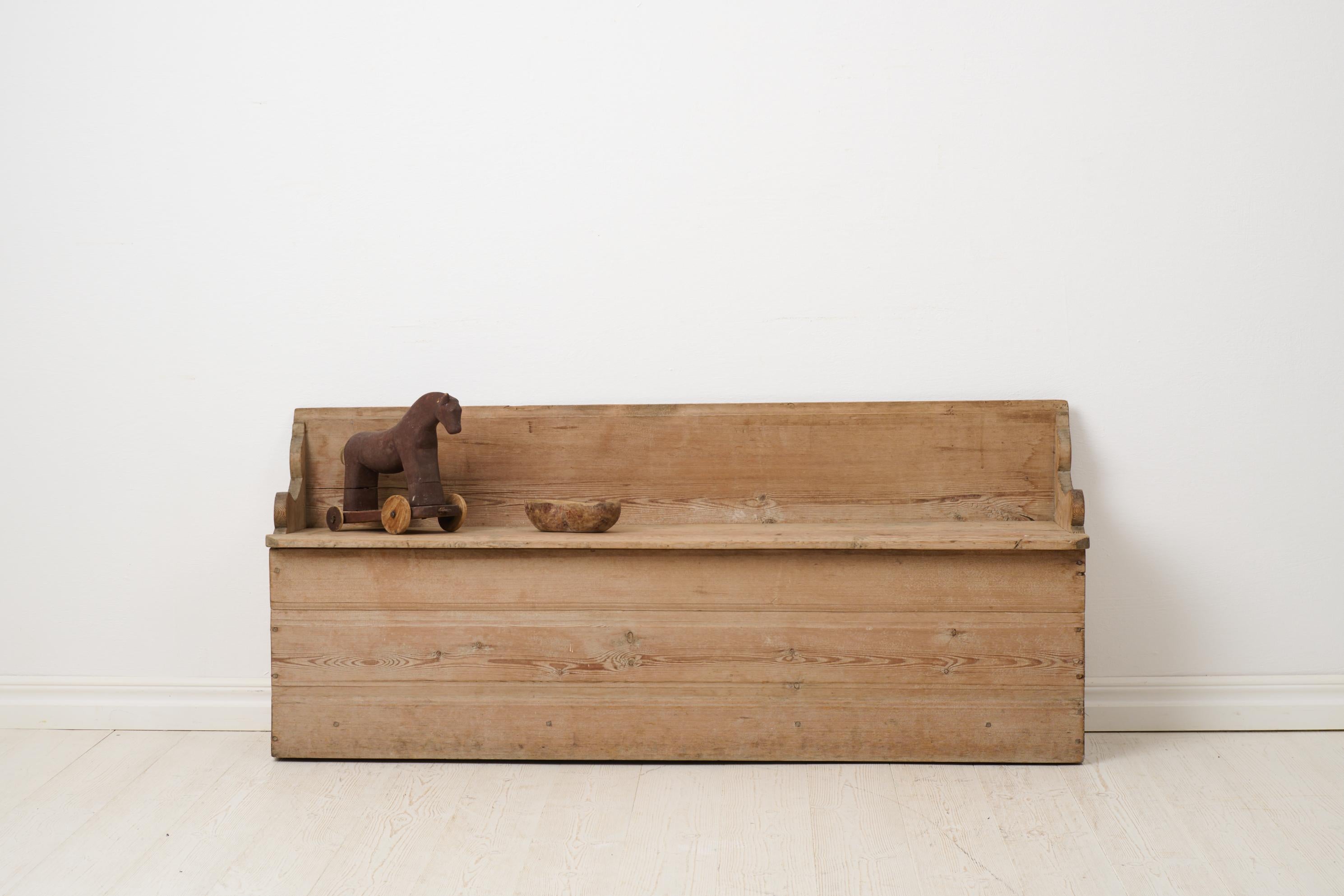 Artisanat Charmant petit banc ancien d'art populaire primitif suédois à patine naturelle en vente