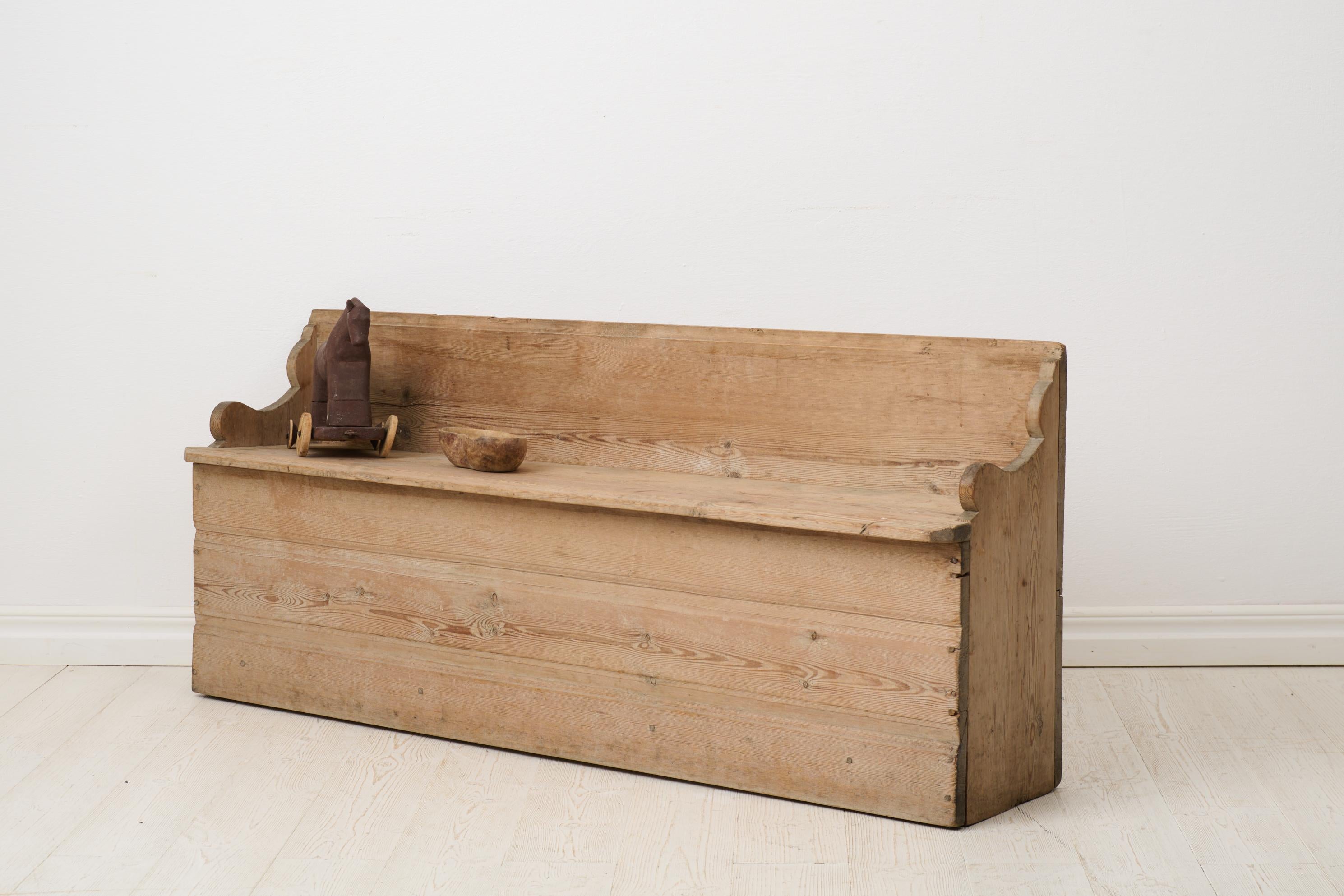 Su�édois Charmant petit banc ancien d'art populaire primitif suédois à patine naturelle en vente