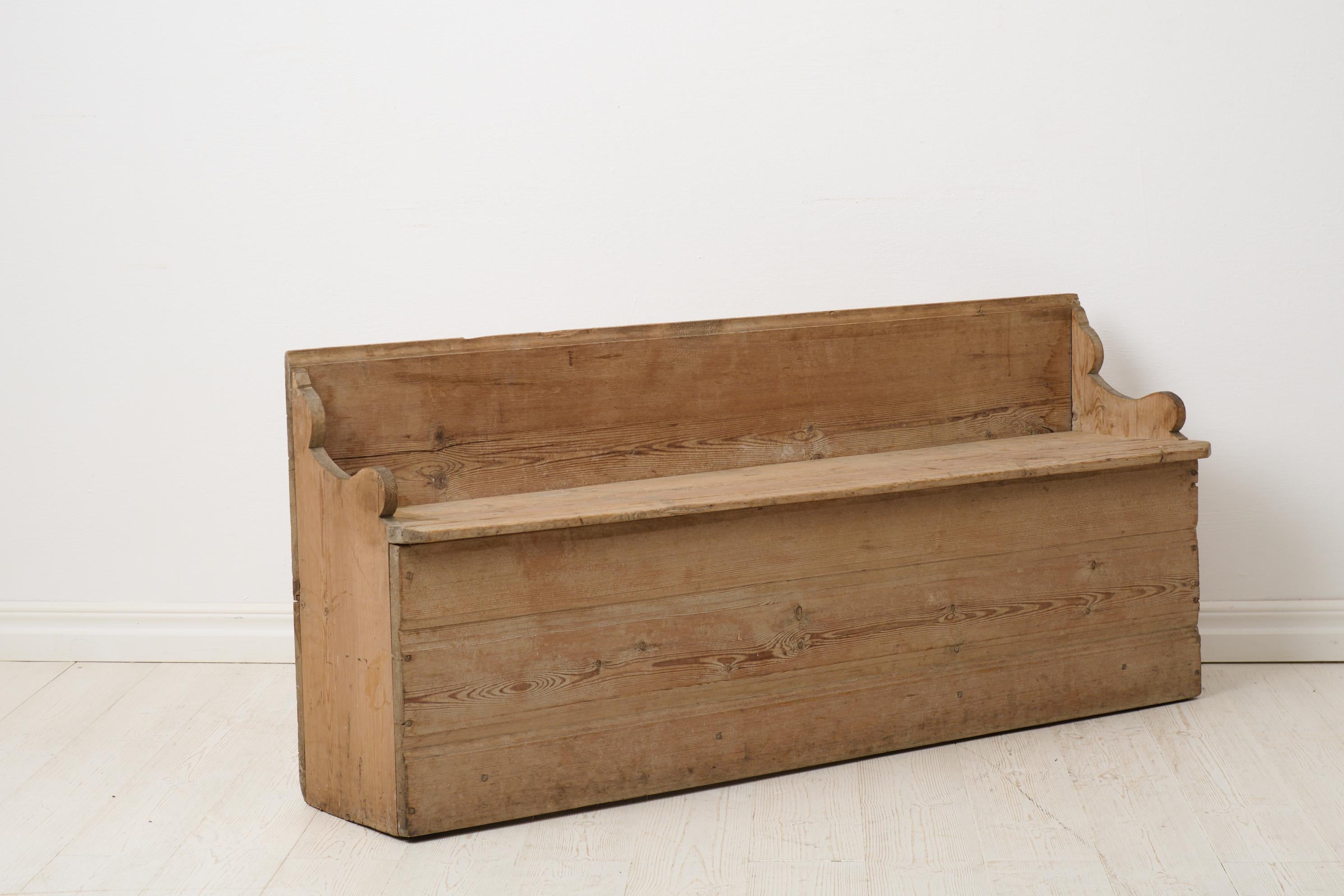 Charmant petit banc ancien d'art populaire primitif suédois à patine naturelle Bon état - En vente à Kramfors, SE