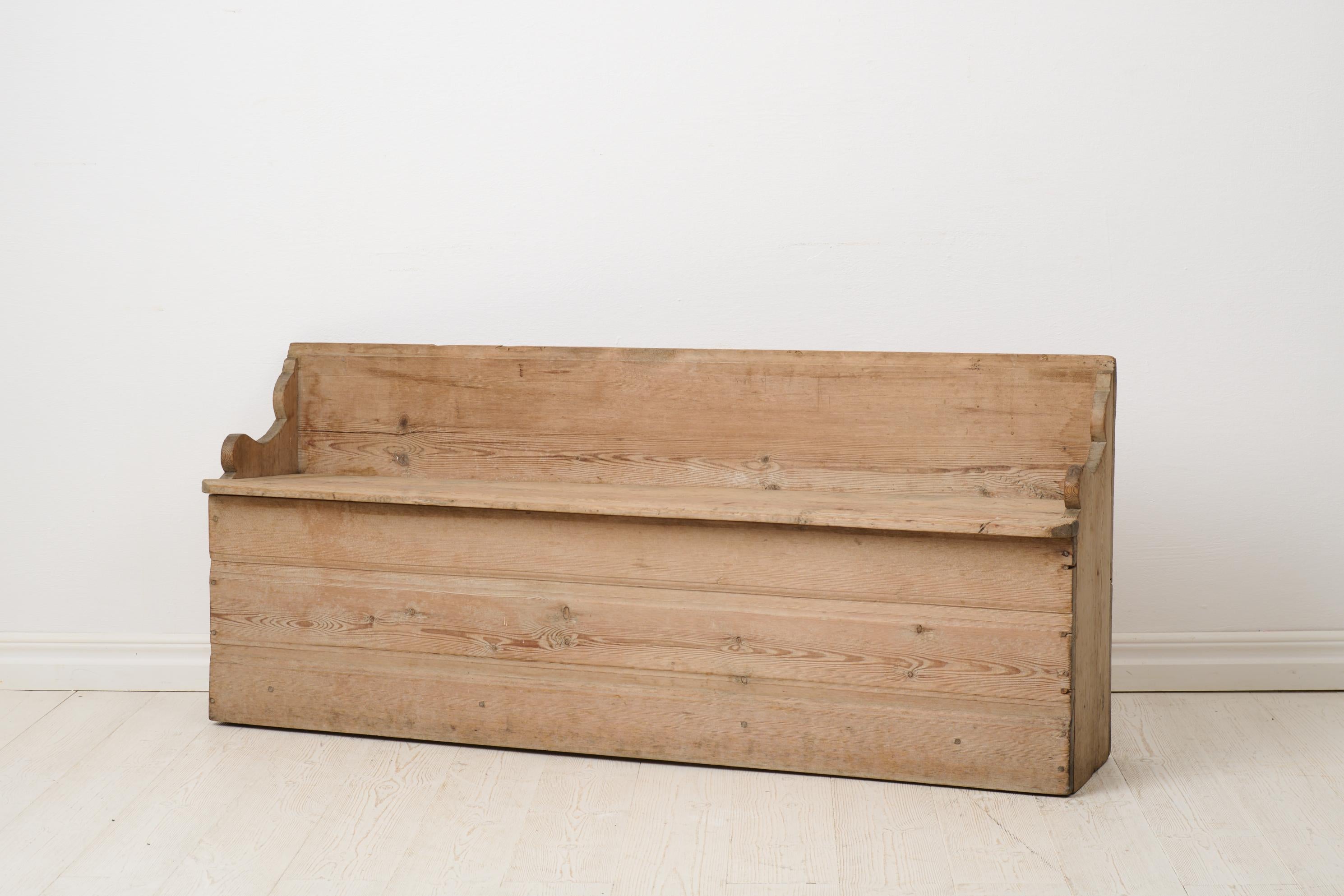 XIXe siècle Charmant petit banc ancien d'art populaire primitif suédois à patine naturelle en vente