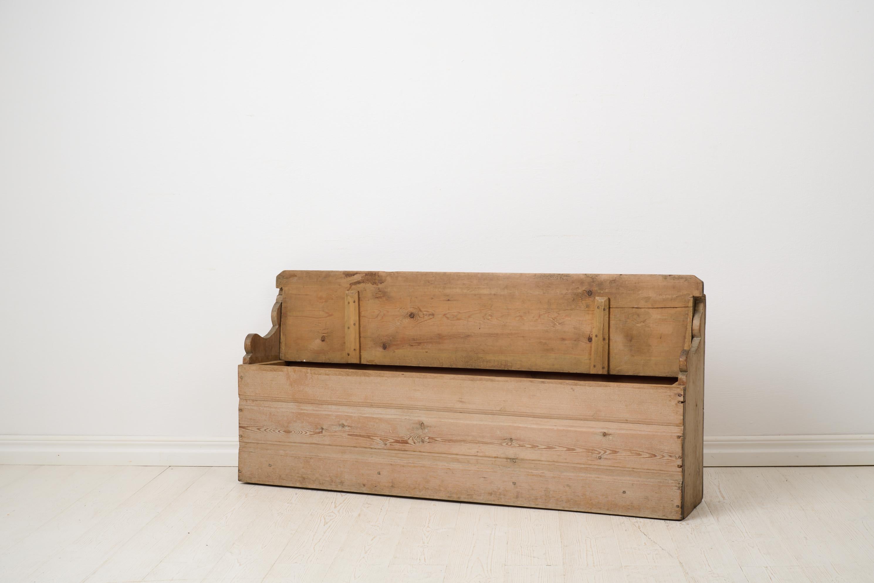 Pin Charmant petit banc ancien d'art populaire primitif suédois à patine naturelle en vente