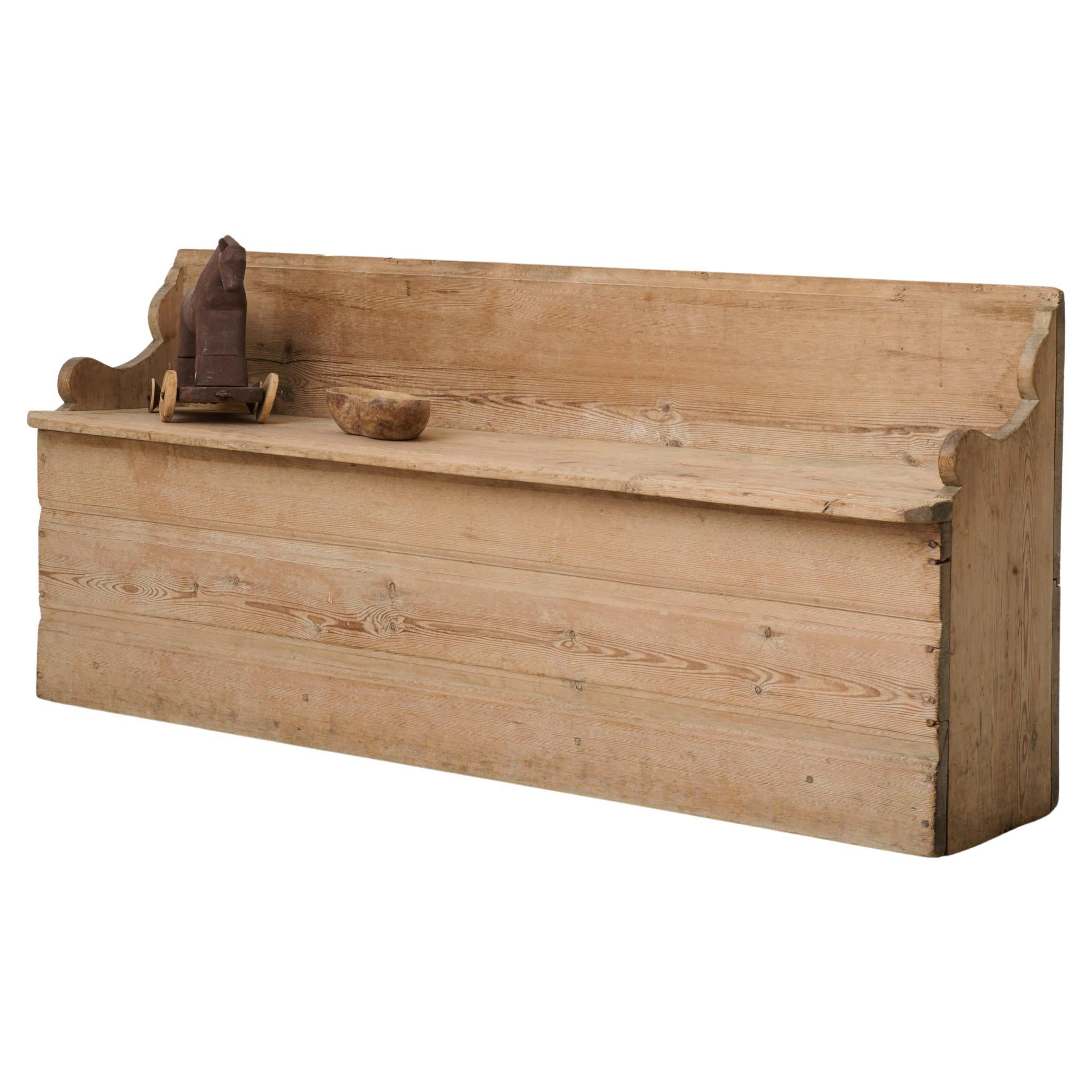 Charmant petit banc ancien d'art populaire primitif suédois à patine naturelle en vente