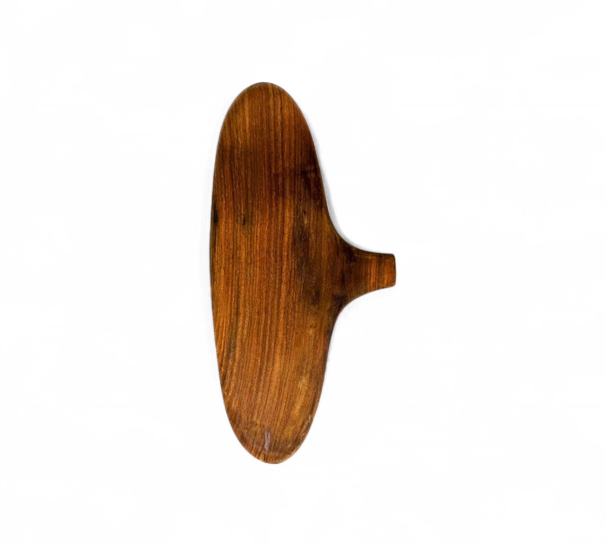 Dieses exquisite Käsebrett wird von den geschickten Kunsthandwerkern von Taller Maya aus Tzalam-Holz gefertigt, einem auf der Halbinsel Yucatán heimischen Hartholz. Tzalam ist bekannt für seine satten, warmen Farbtöne und seine auffälligen