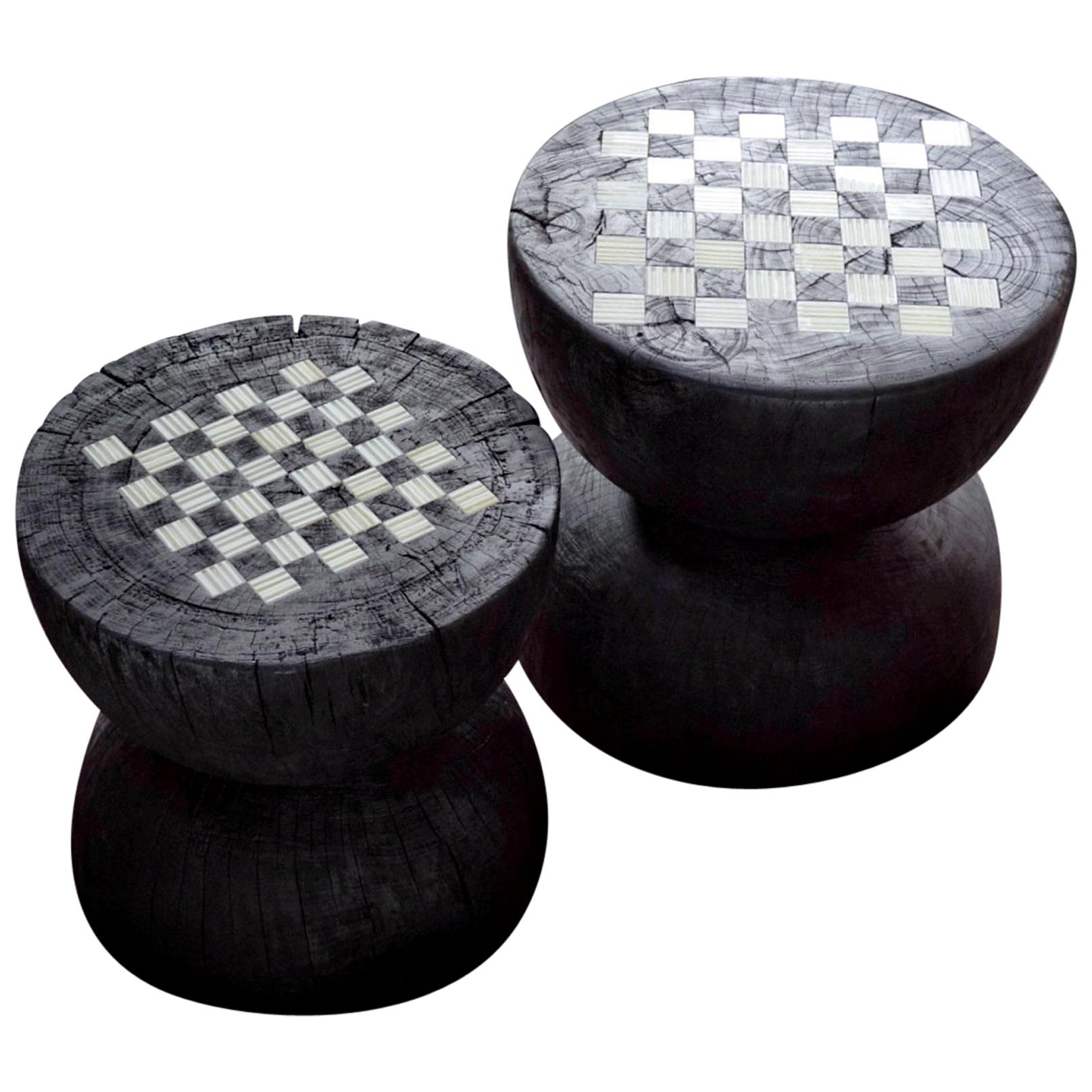 Petite table d'échecs et de dames en bois latté en vente