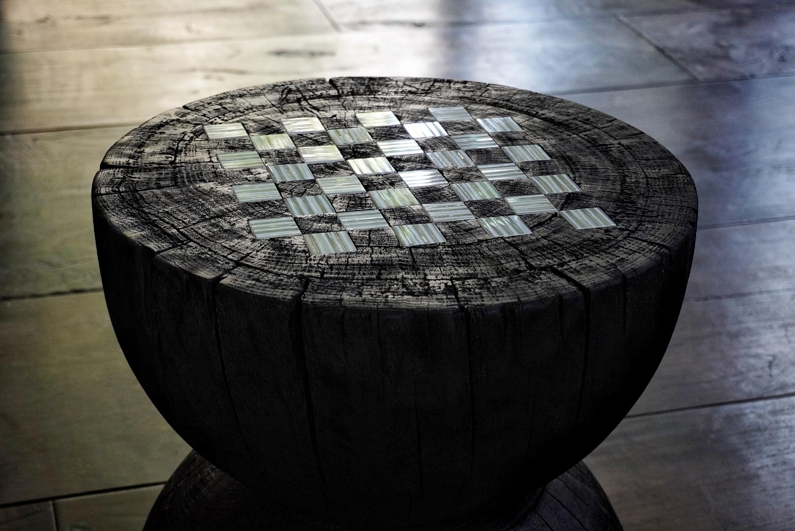 Table d'échecs
Cette édition Jeux de société présente des jeux classiques et des pièces décoratives comme le Backgammon, les échecs et le Tic Tac Toe, fabriqués en bois et en verre.

Depuis 2000, Orfeo Quagliata offre une remarquable cohérence basée