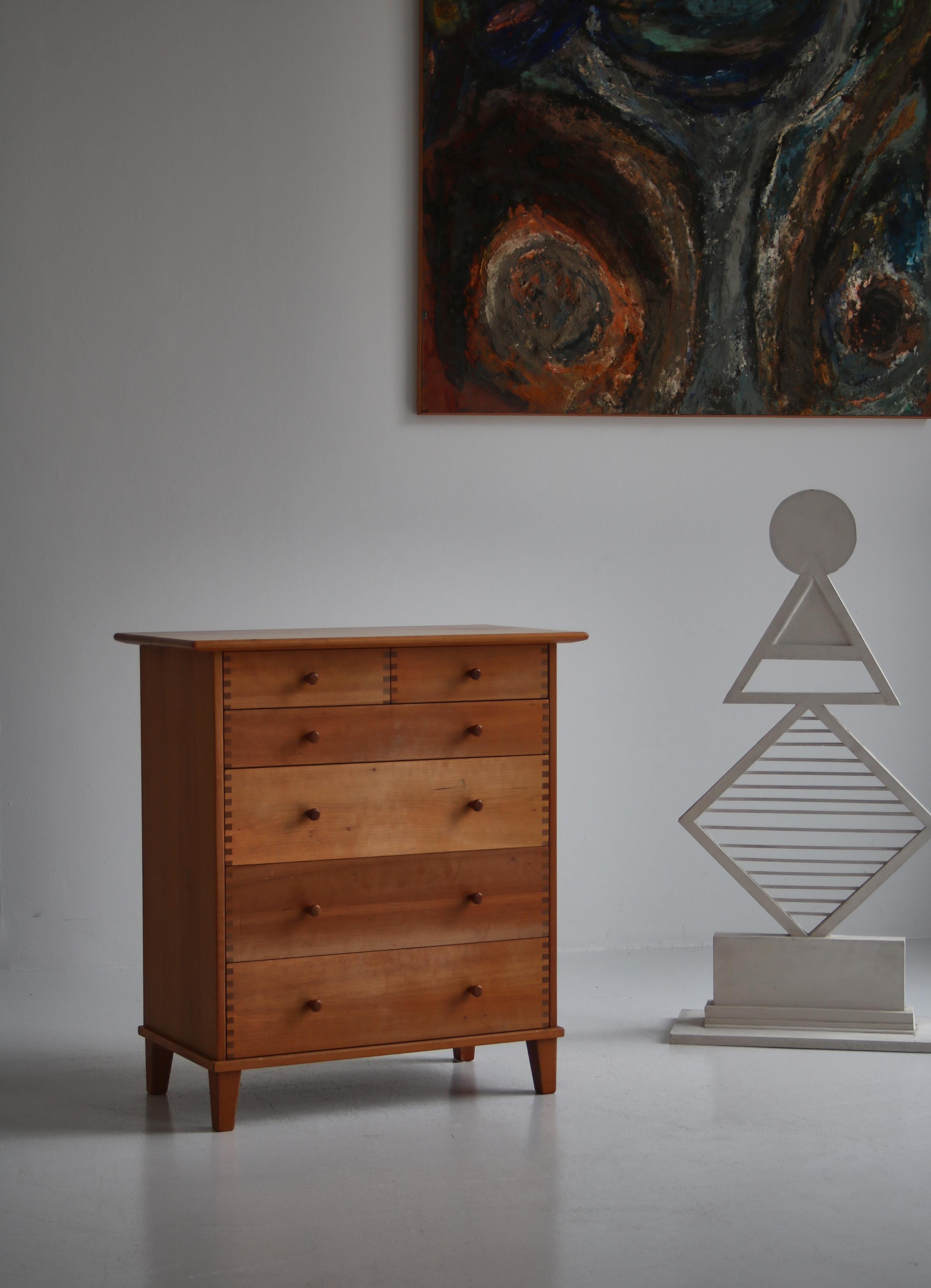 Small and charming chest of drawers 