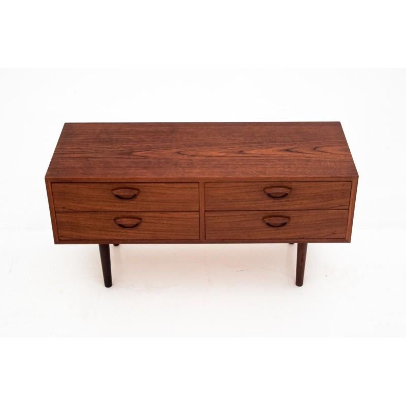 This little chest of drawers made of teak was designed by Danish designer Kai Kristiansen in circa 1960s.
The wood is preserved in very good condition.