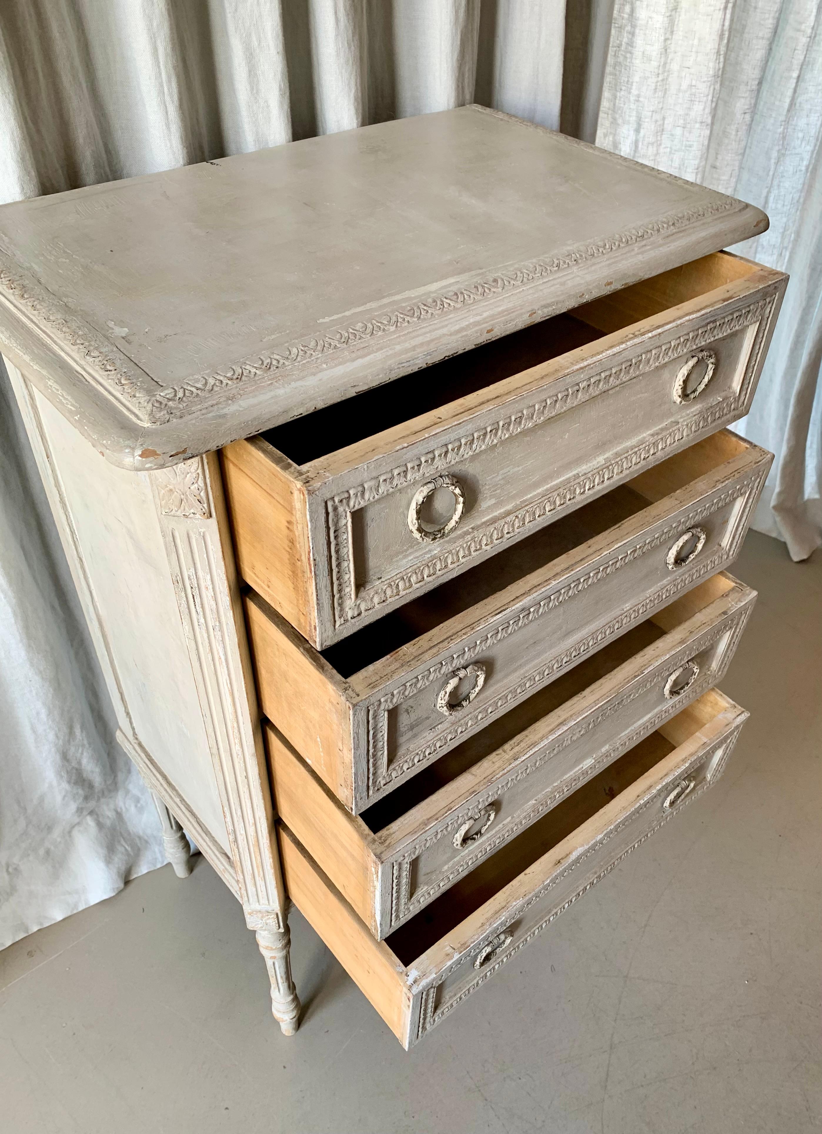 Small Chest of Drawers - Commode For Sale 2