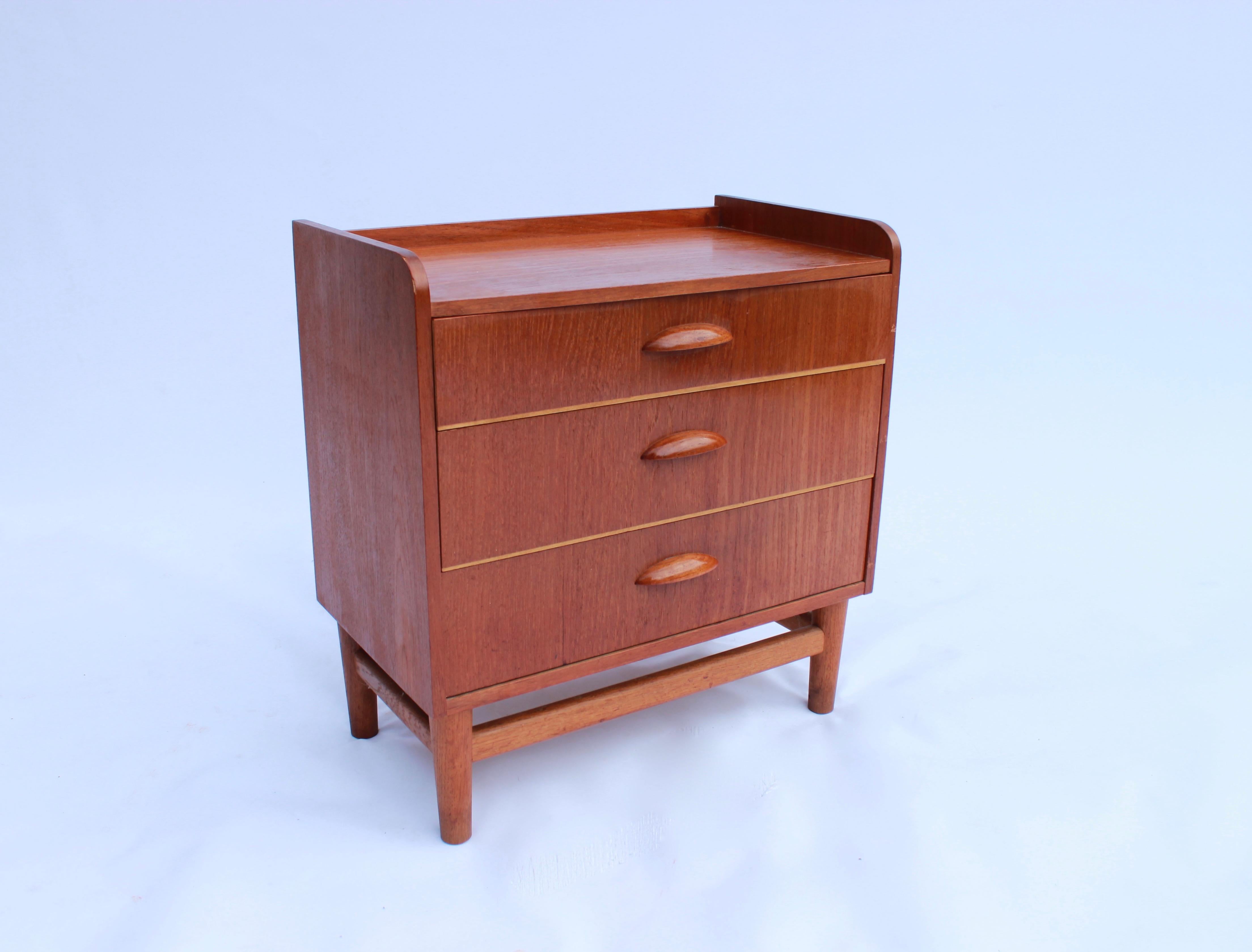 Small chest of drawers in teak of Danish design from the 1960s. The chest is in great vintage condition.