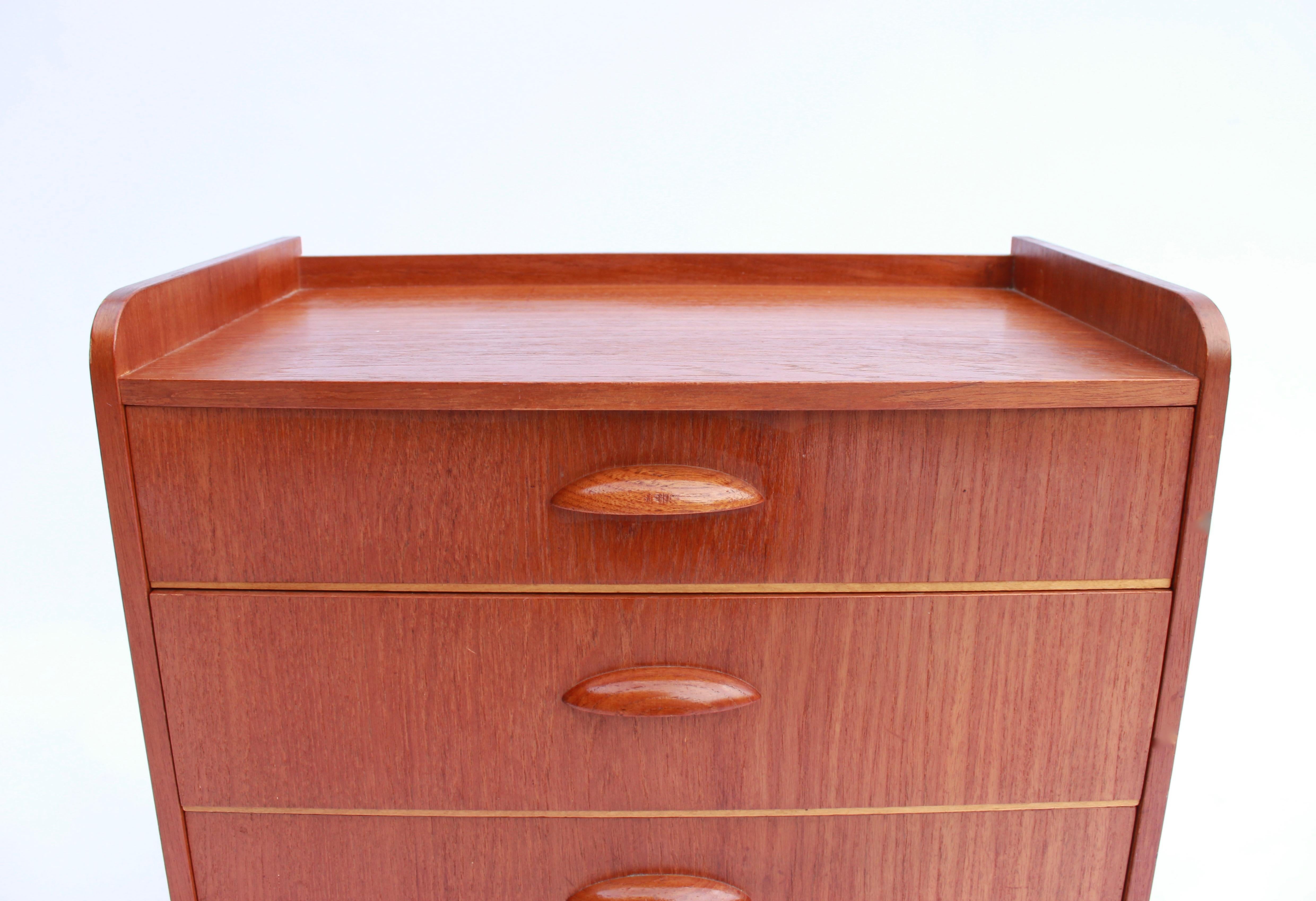 Small Chest of Drawers in Teak of Danish Design from the 1960s In Good Condition In Lejre, DK