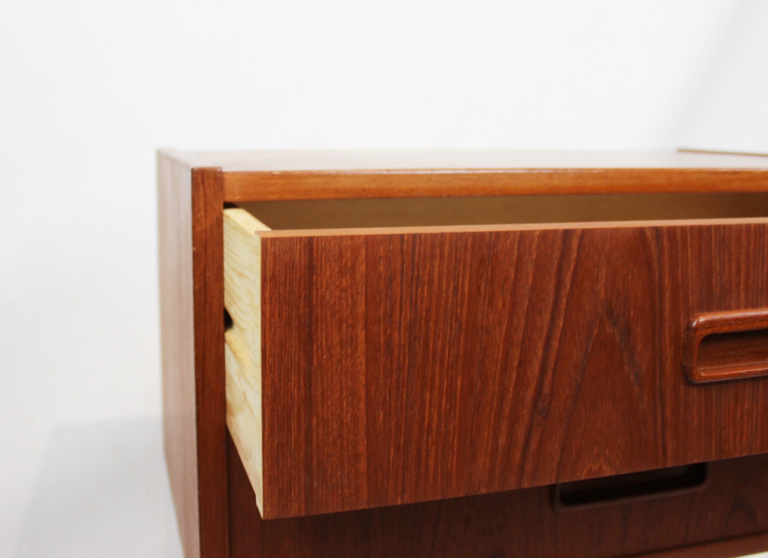 Small Chest of Drawers in Teak of Danish Design from the 1960s In Good Condition For Sale In Lejre, DK