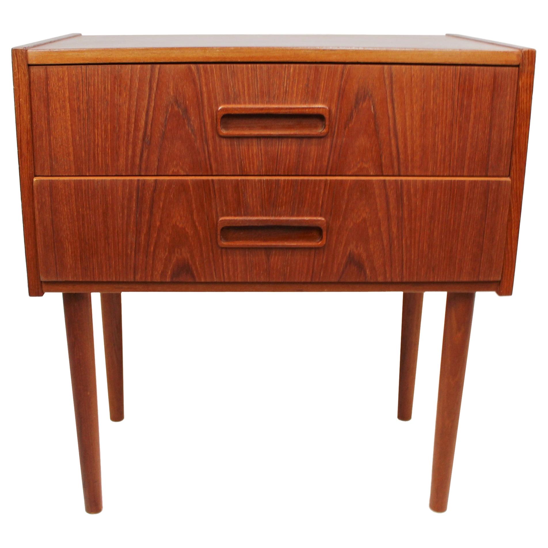 Kleine Kommode aus Teakholz in dänischem Design aus den 1960er Jahren im Angebot