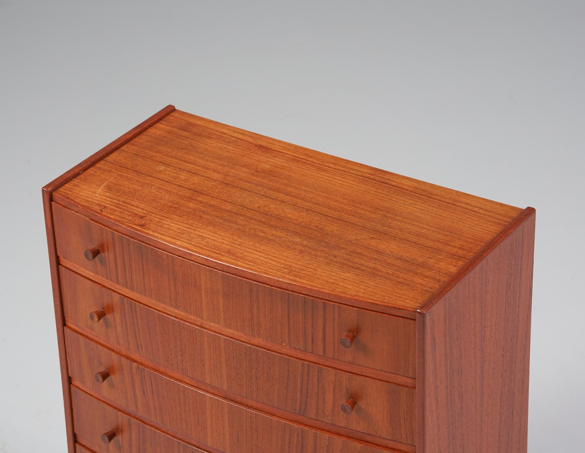 Scandinavian Modern Small Chest of Drawers, Kai Kristiansen, Feldballes Møbelfabrik, 1960s For Sale