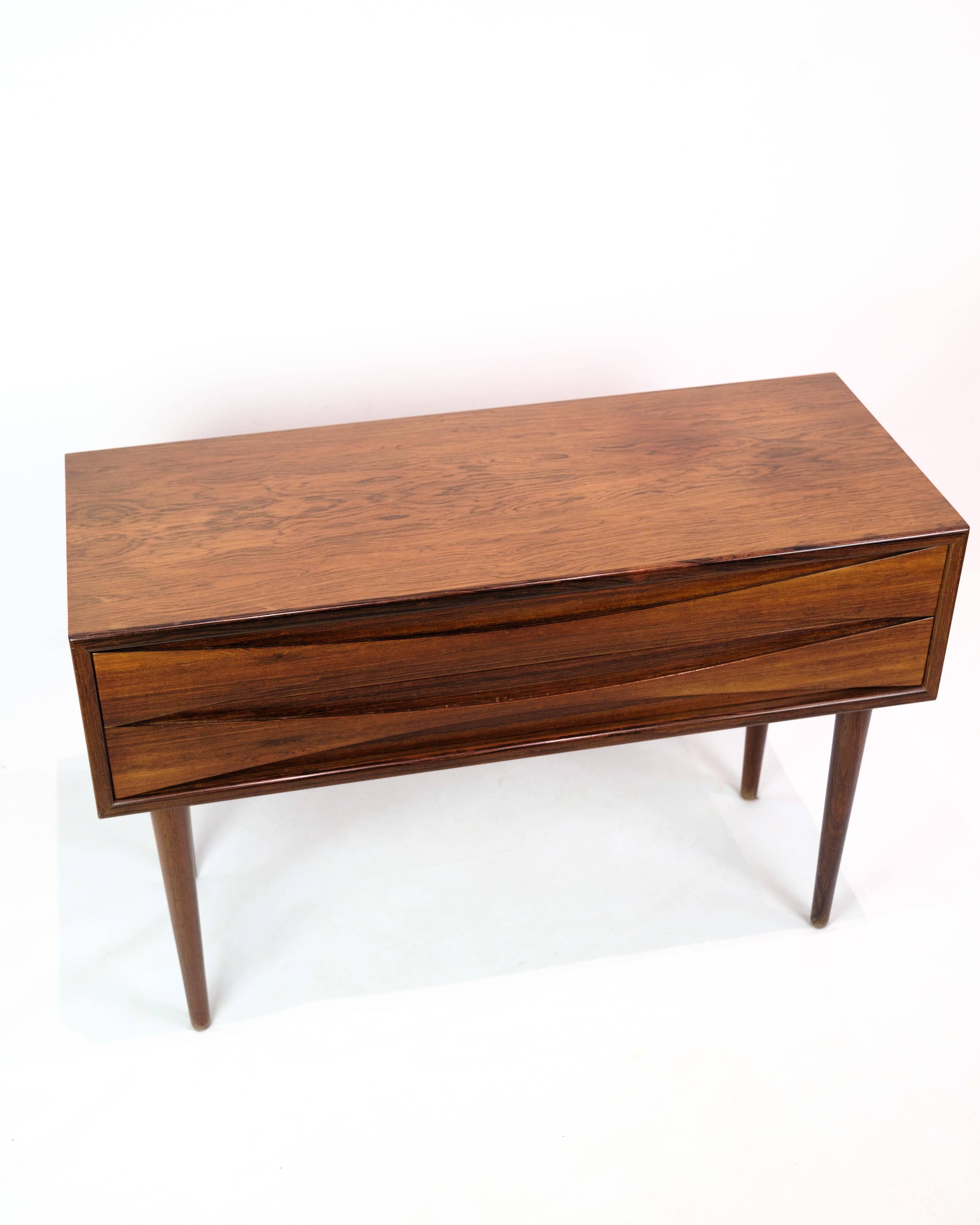 Cassettiera/seduta in legno di palissandro, disegnata da Arne Vodder per NC Møbler Odense negli anni Sessanta. Realizzata con un'attenzione particolare alle linee eleganti e ai materiali di qualità, questa cassettiera è un bellissimo esempio del