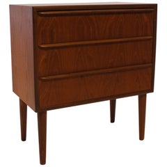Small Chest of Drawers with Three Drawers in Teak of Danish Design, 1960s Small Chest of Drawers with Three Drawers in Teak of Danish Design, 1960s