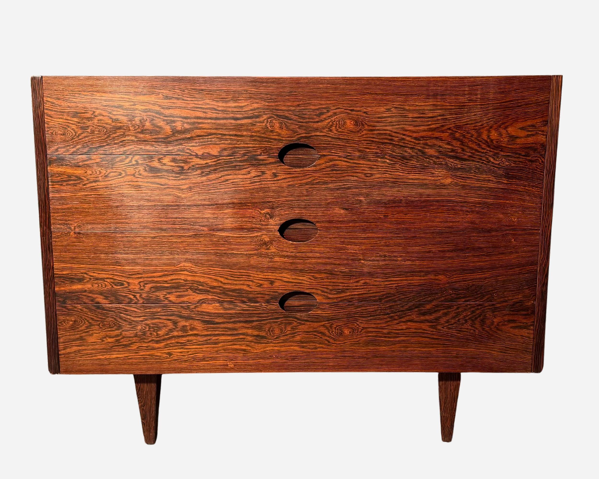 Cassettone a quattro cassetti di Joseph-André Motte, editore Charron.
Questa cassapanca è impiallacciata in legno rosso e le gambe sono in legno massiccio rosso.
Larghezza: 90 cm (35,4 pollici)
Profondità: 52 cm (20,5 pollici)
Altezza: 71,5 cm