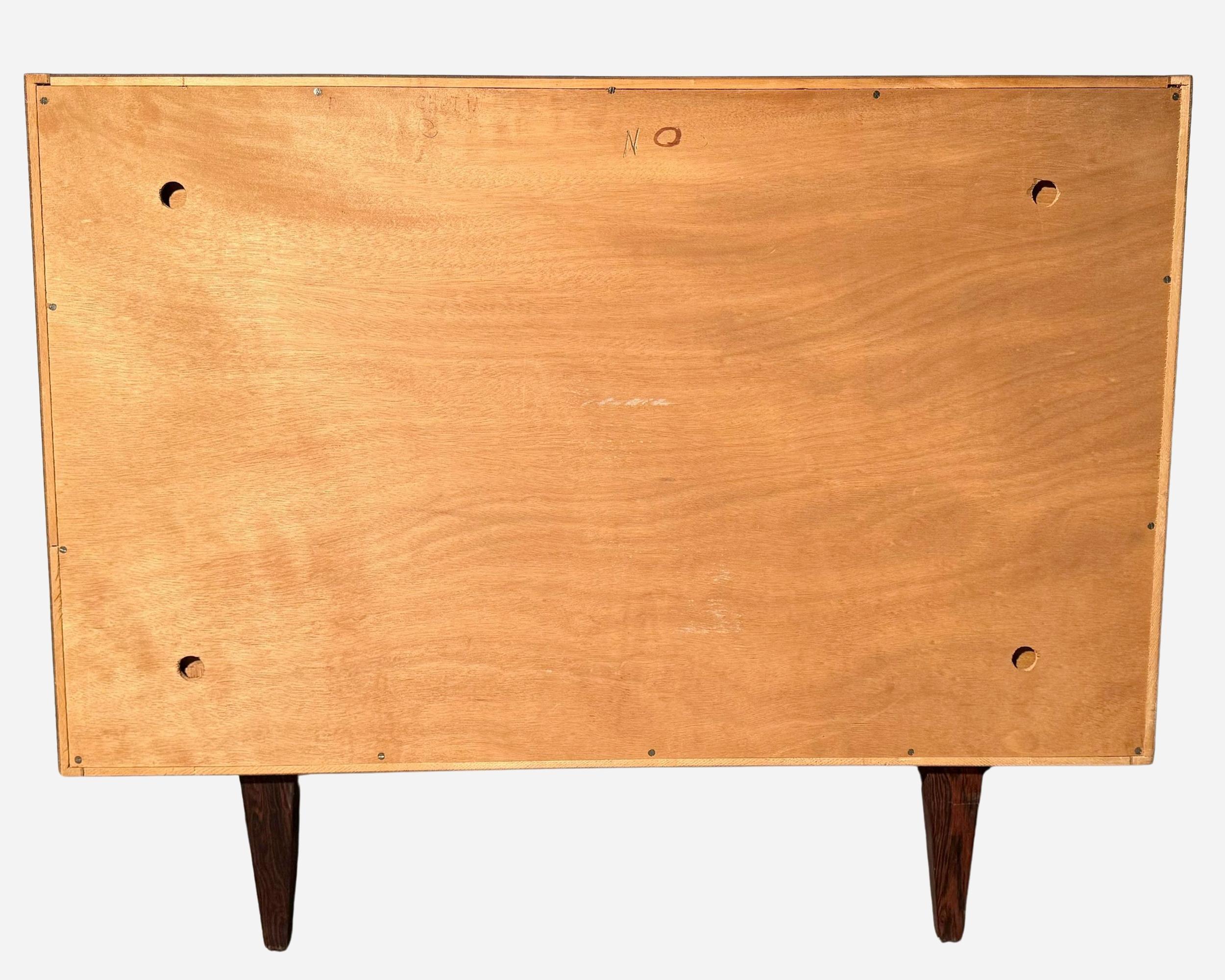 Legno Piccola cassettiera con quattro cassetti, di Joseph-André Motte, Parigi, Francia, circa 1960 in vendita