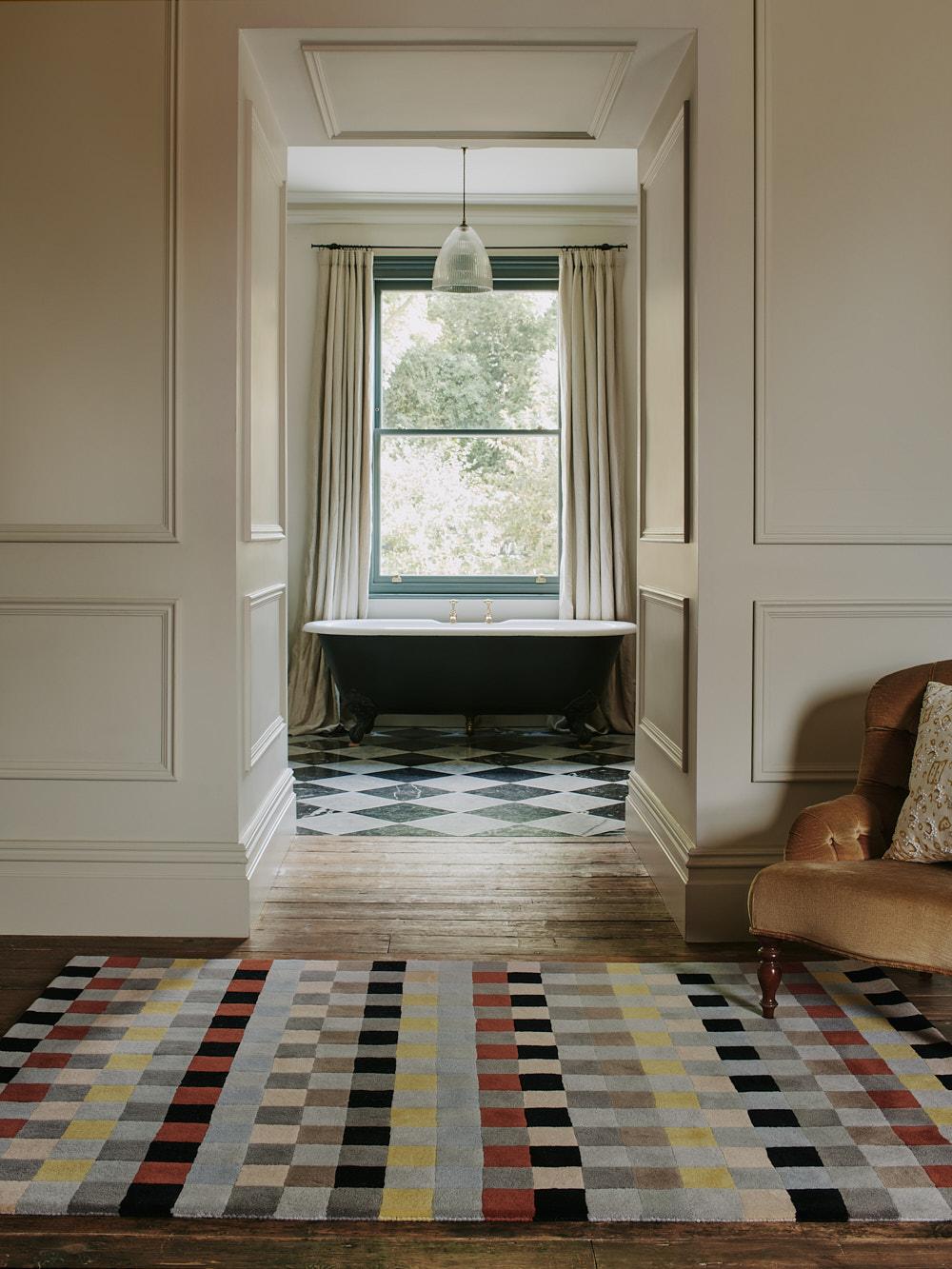 Conçu à l'origine par l'artiste pour une chambre d'enfant, ce tapis à la fois audacieux et ludique s'intègre parfaitement dans n'importe quelle pièce. Anni Albers, l'une des artistes textiles les plus influentes du XXe siècle, a commencé sa carrière