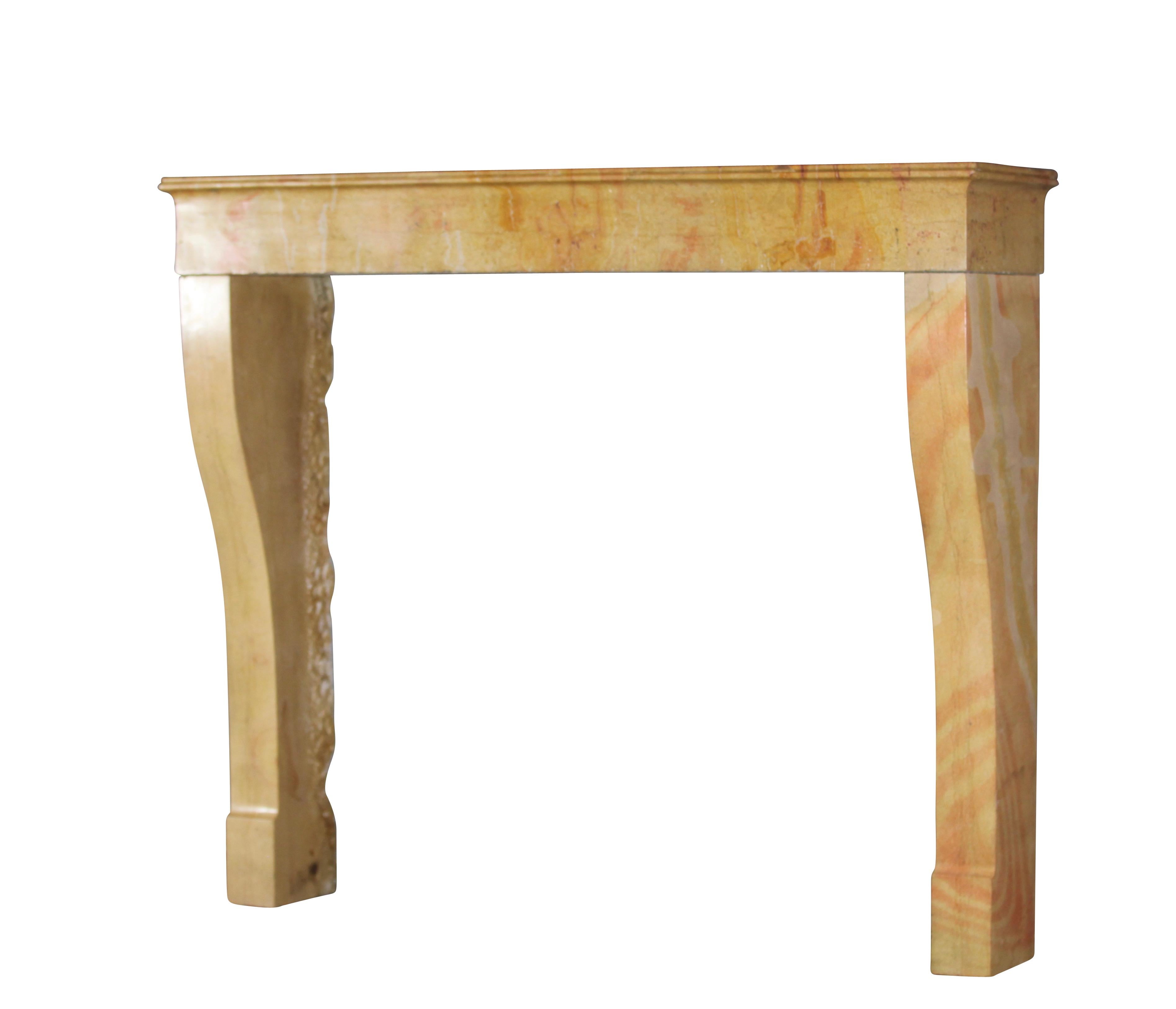 Dies ist eine kleine, zierliche, Französisch Bourguignon Original antiken Kamin umgeben. Er wurde aus dem zweifarbigen Hartgestein Corton hergestellt. Die alten Oberflächen sind poliert und reflektieren das Licht im Raum.
Maßnahmen:
130 cm