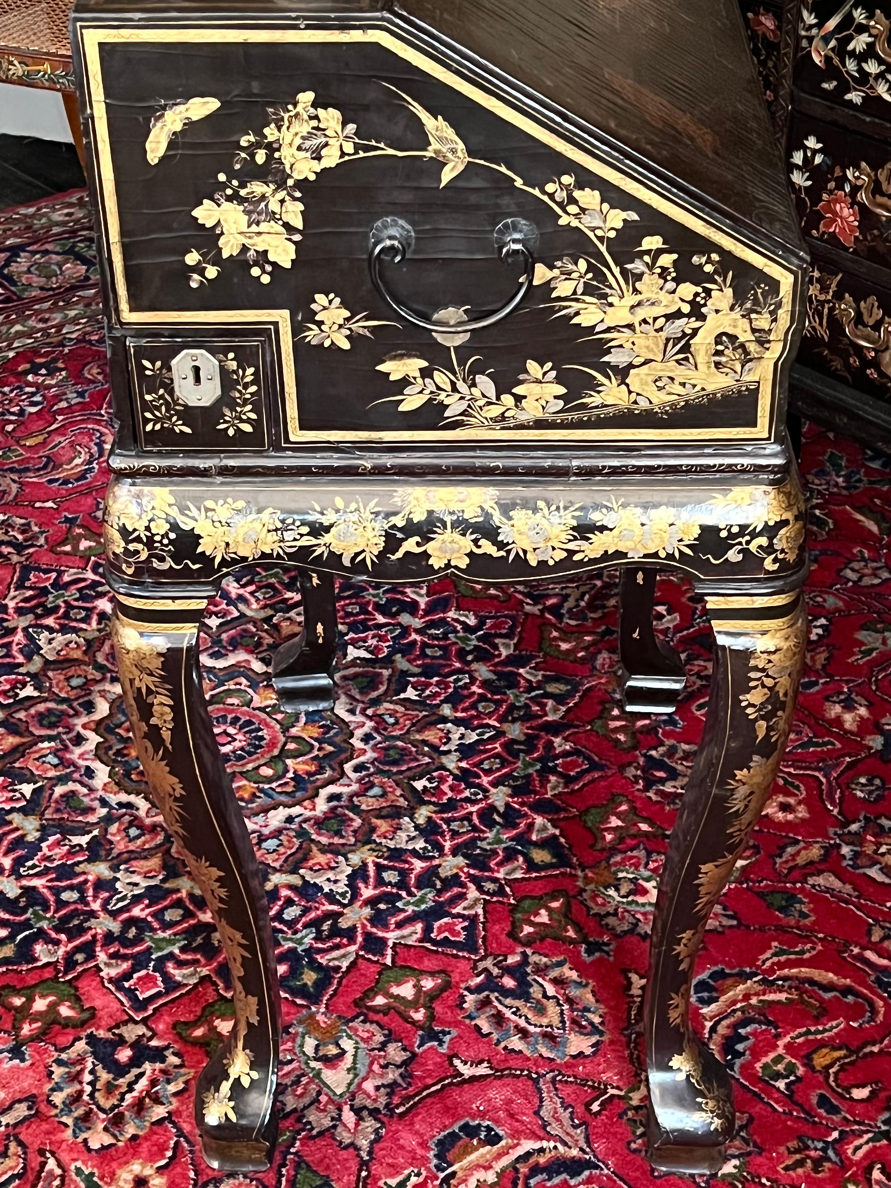 Small Chinese 18th Century Export Lacquer Desk 7