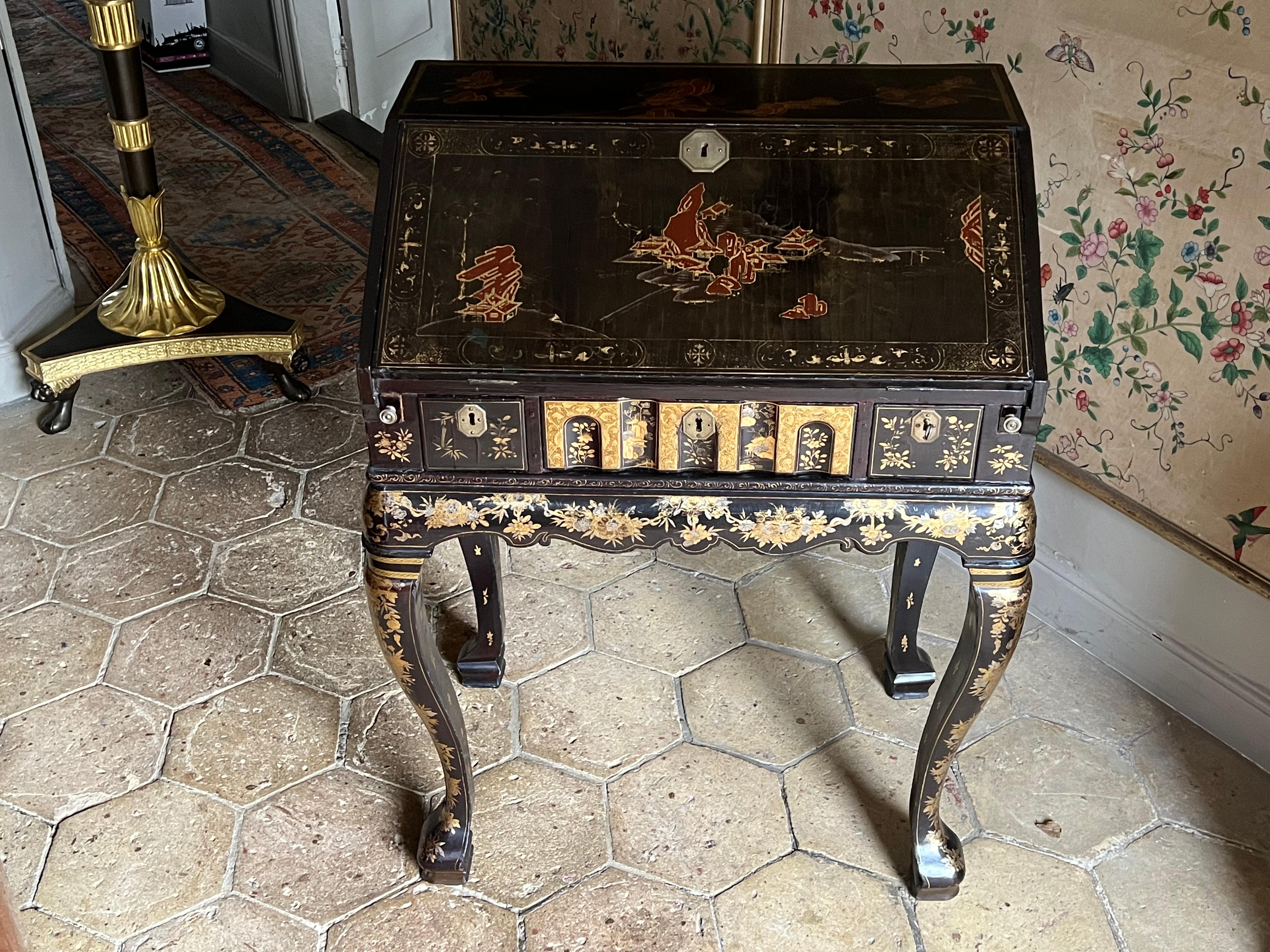 Small Chinese 18th Century Export Lacquer Desk In Good Condition In Lymington, GB