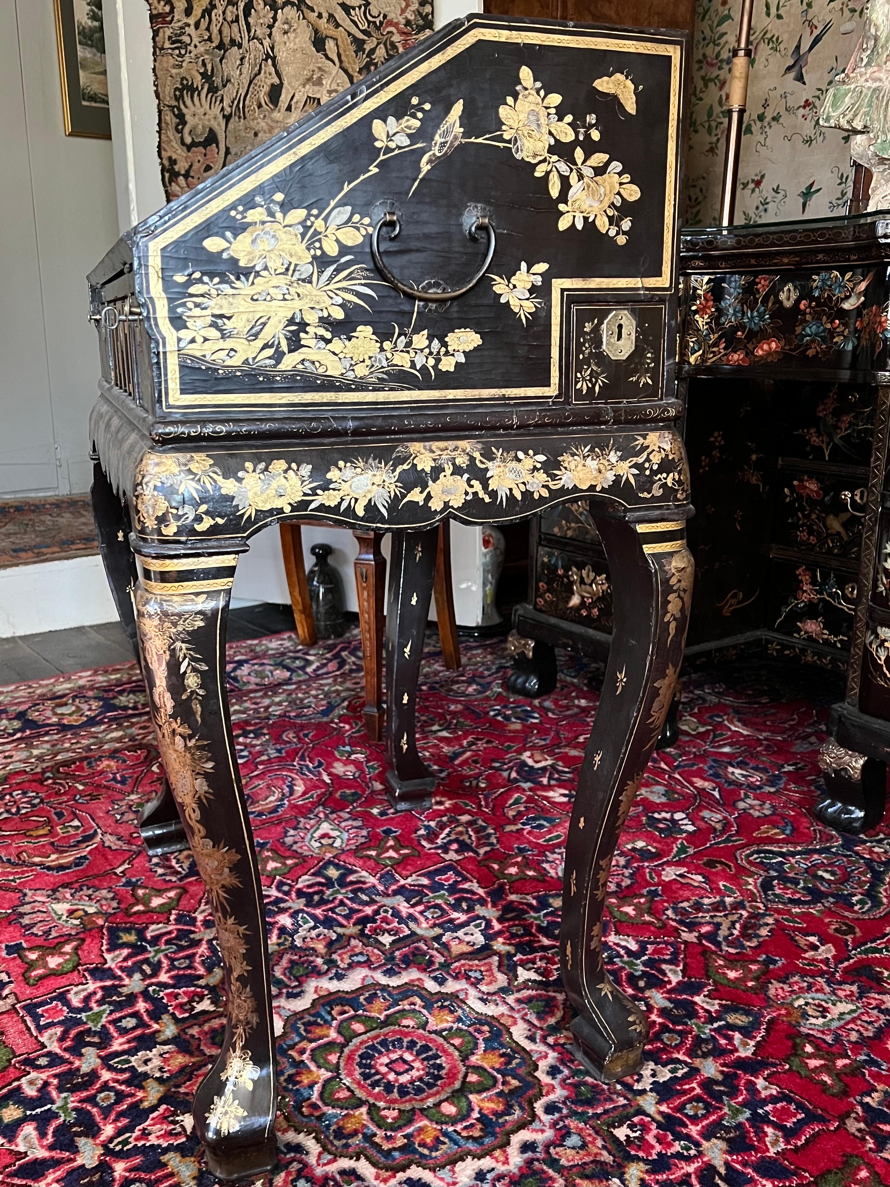 Small Chinese 18th Century Export Lacquer Desk 4