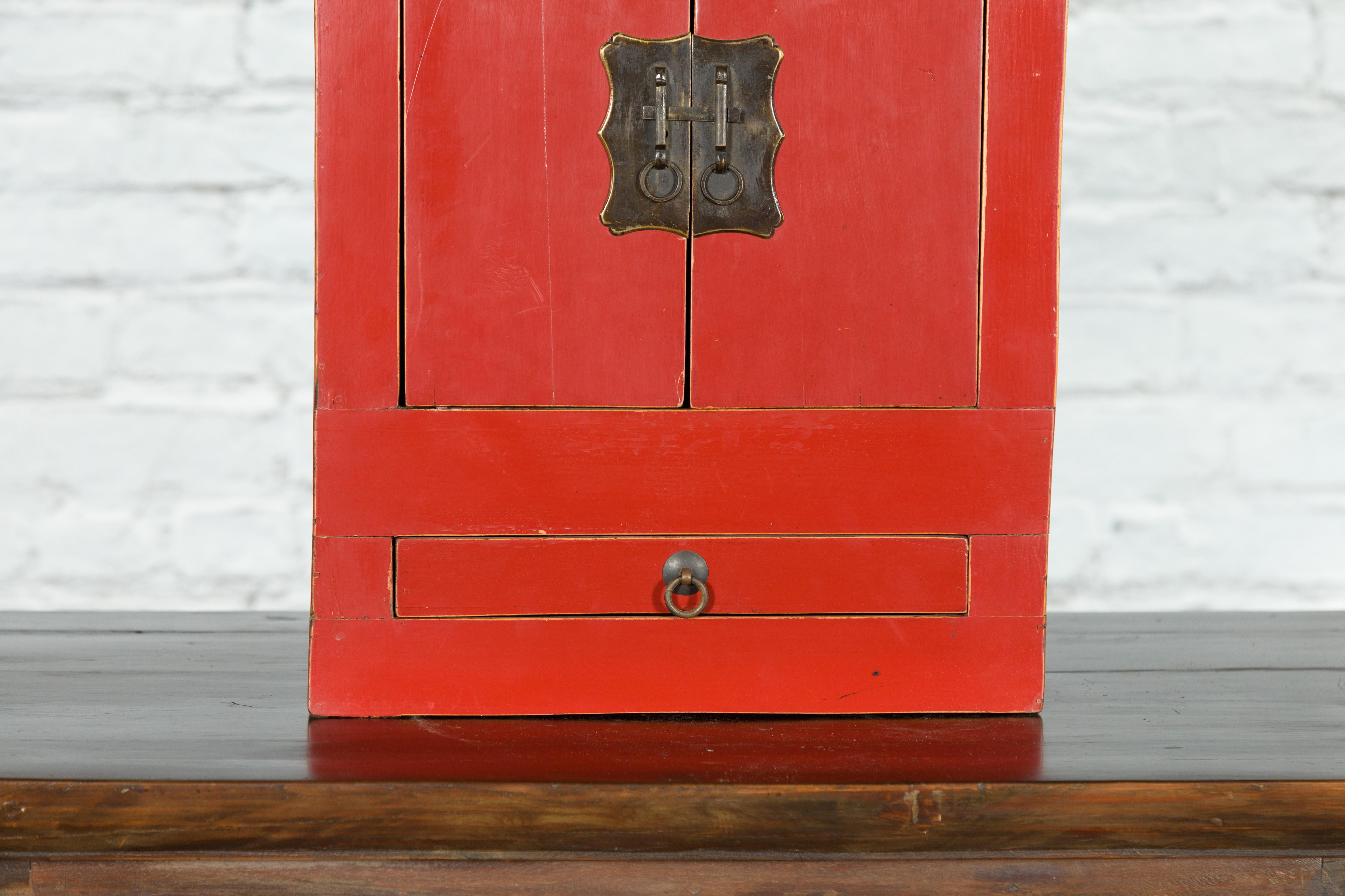 Small Chinese 1900s Red Lacquered Cabinet with Brass Hardware and Single Drawer In Good Condition In Yonkers, NY