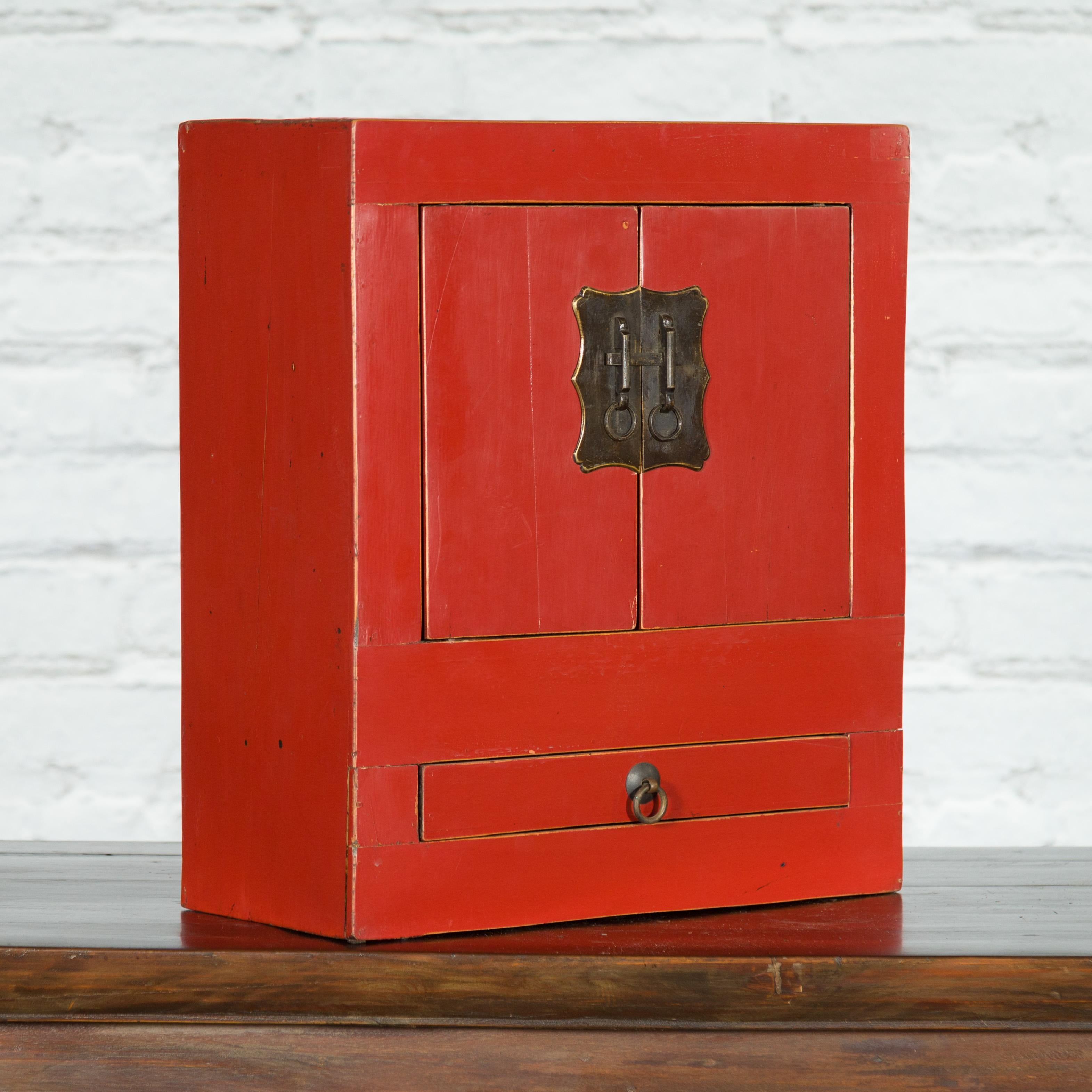 Small Chinese 1900s Red Lacquered Cabinet with Brass Hardware and Single Drawer 1