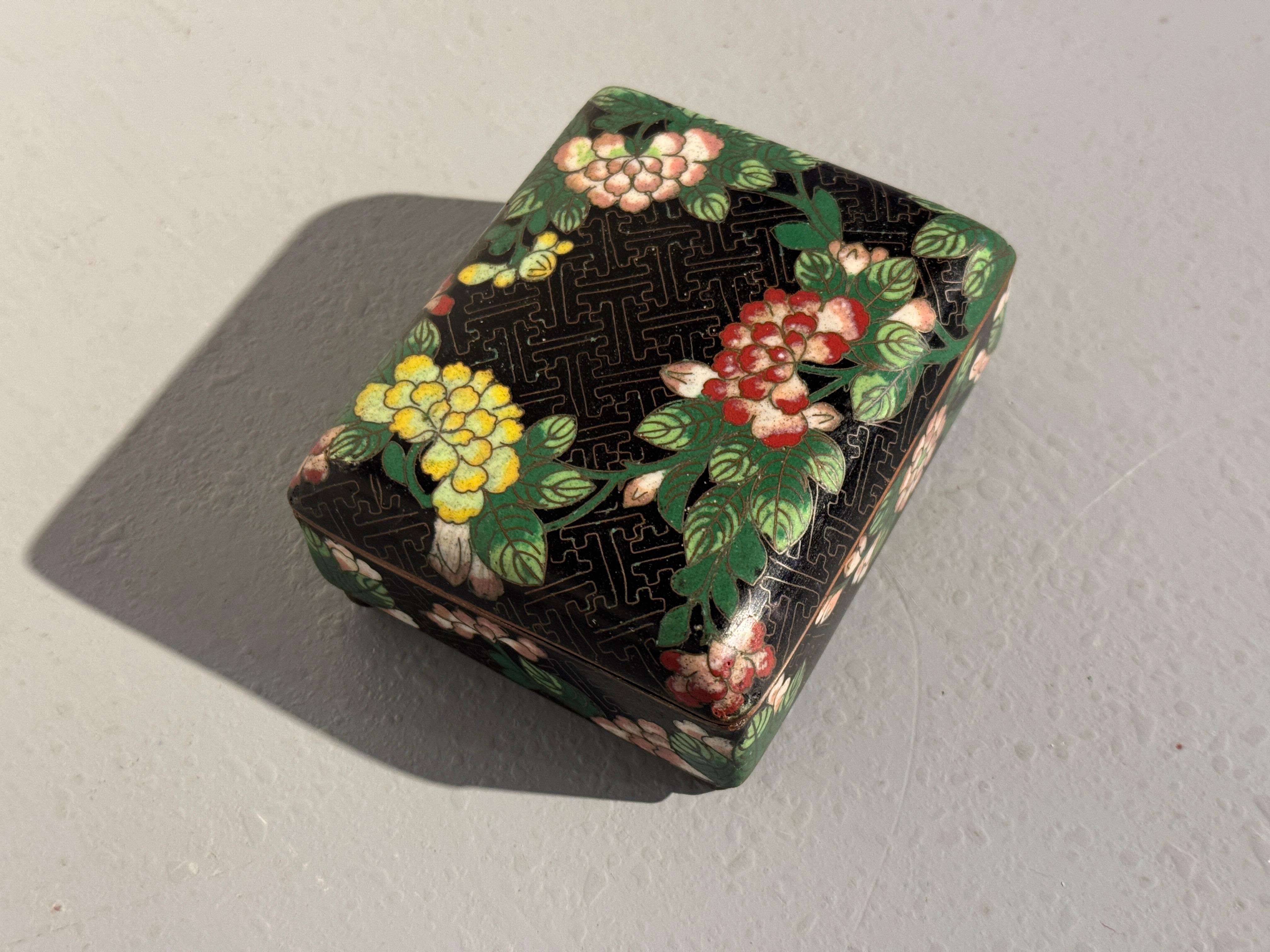 Pequeña caja china de cloisonné negro, finales de la dinastía Qing, hacia 1900, China Chino en venta