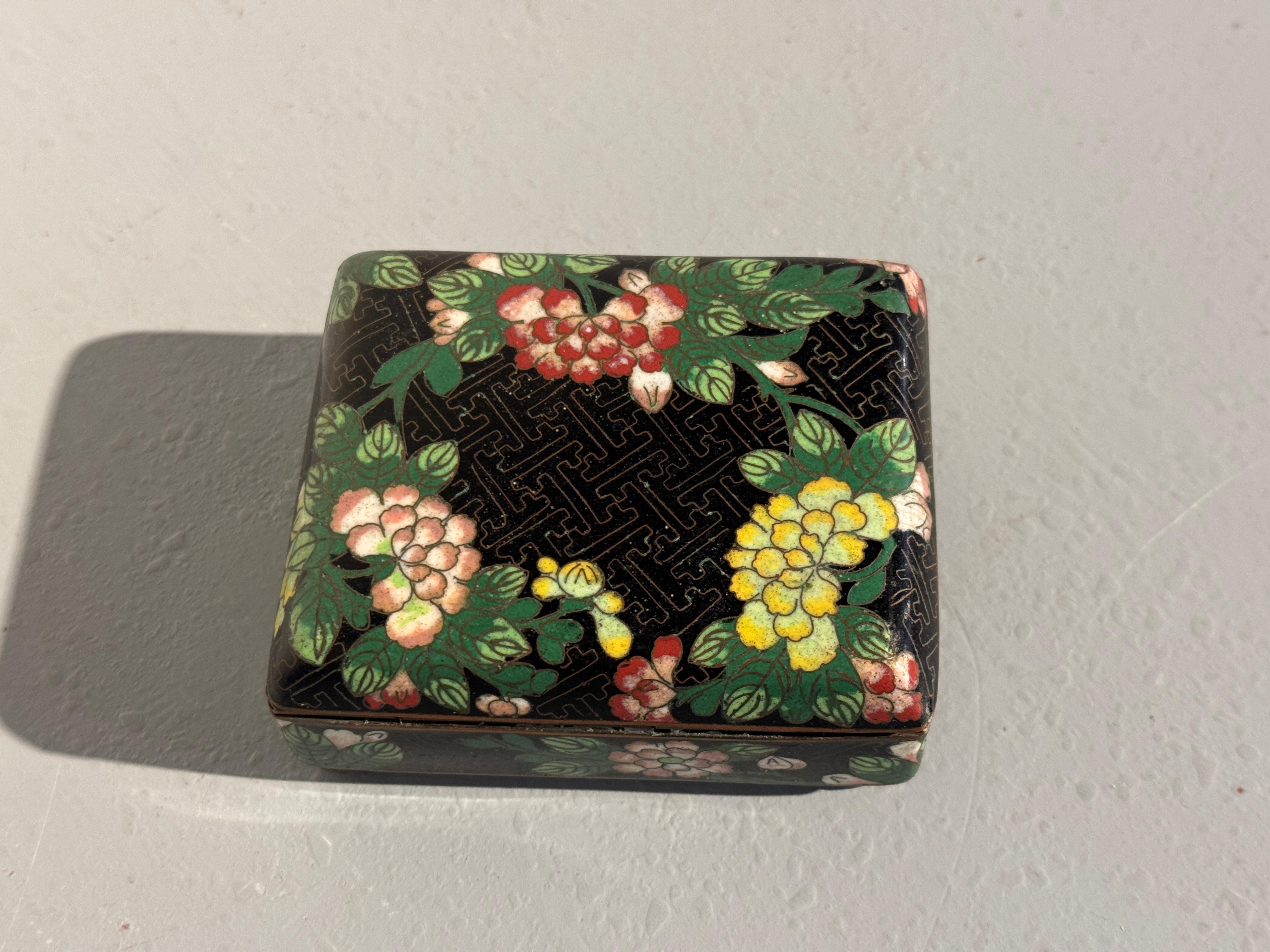 Pequeña caja china de cloisonné negro, finales de la dinastía Qing, hacia 1900, China Cloissoné en venta