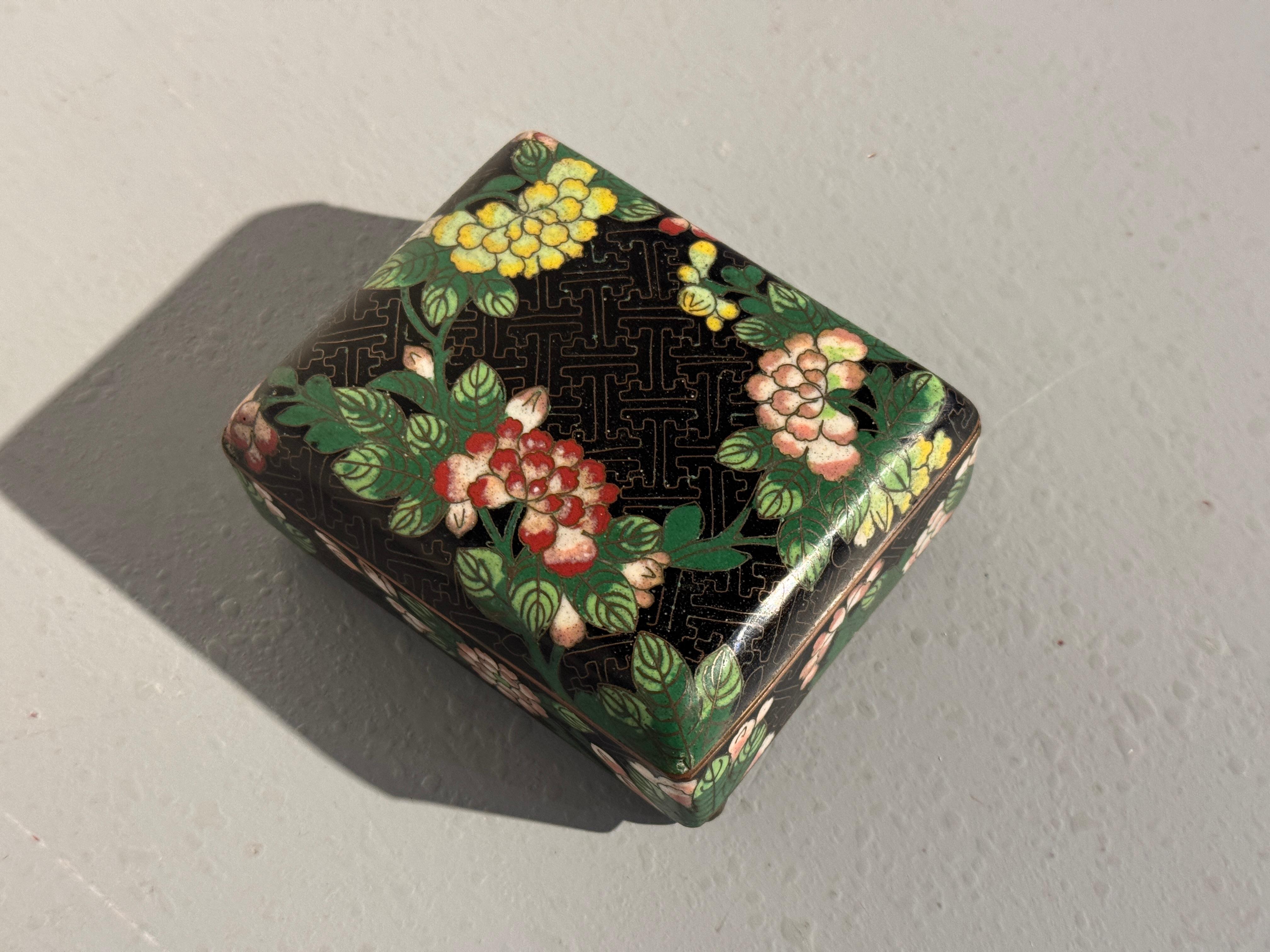 Pequeña caja china de cloisonné negro, finales de la dinastía Qing, hacia 1900, China en Bastante bueno estado para la venta en Austin, TX