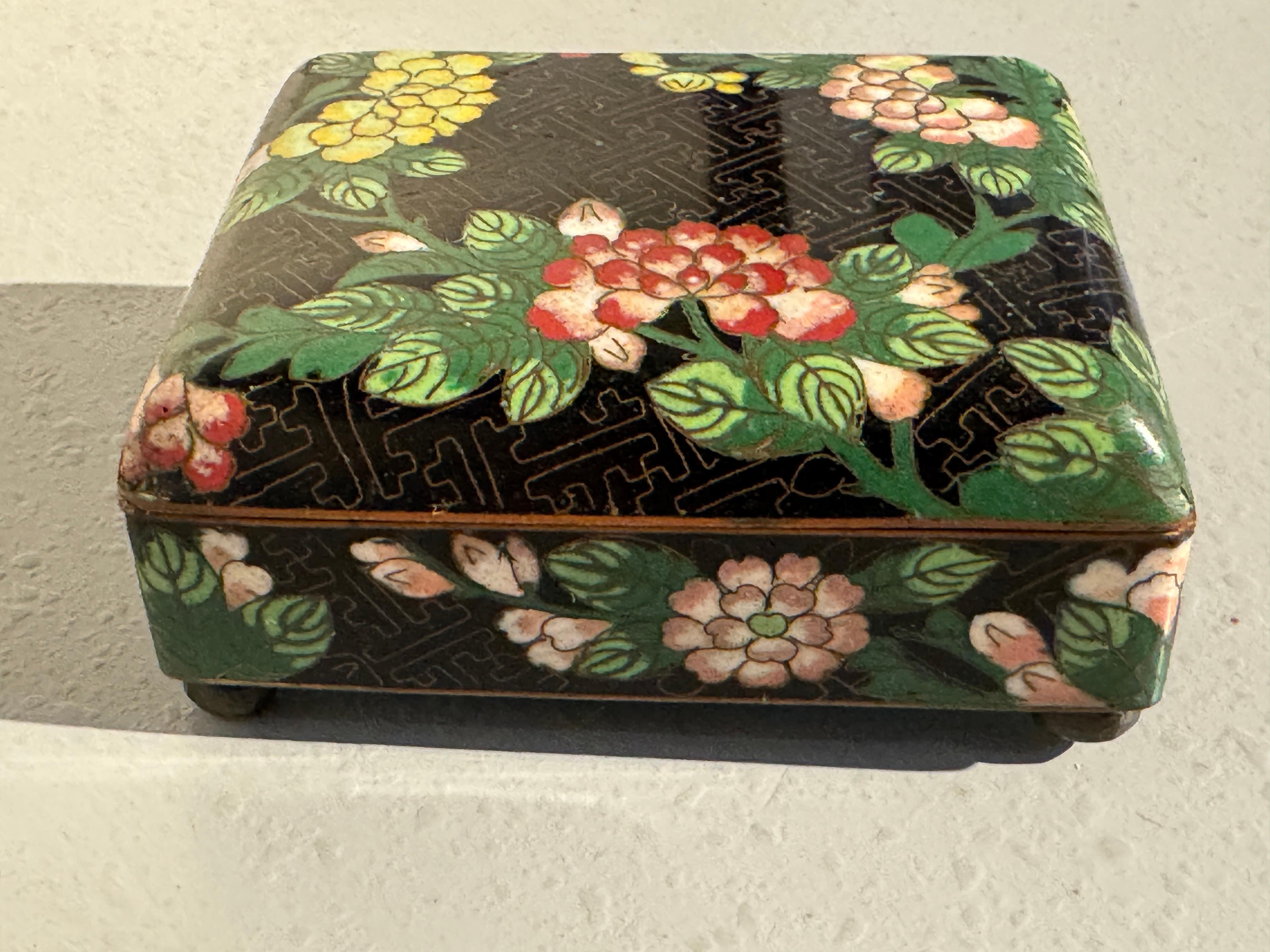 Pequeña caja china de cloisonné negro, finales de la dinastía Qing, hacia 1900, China principios del siglo XX en venta