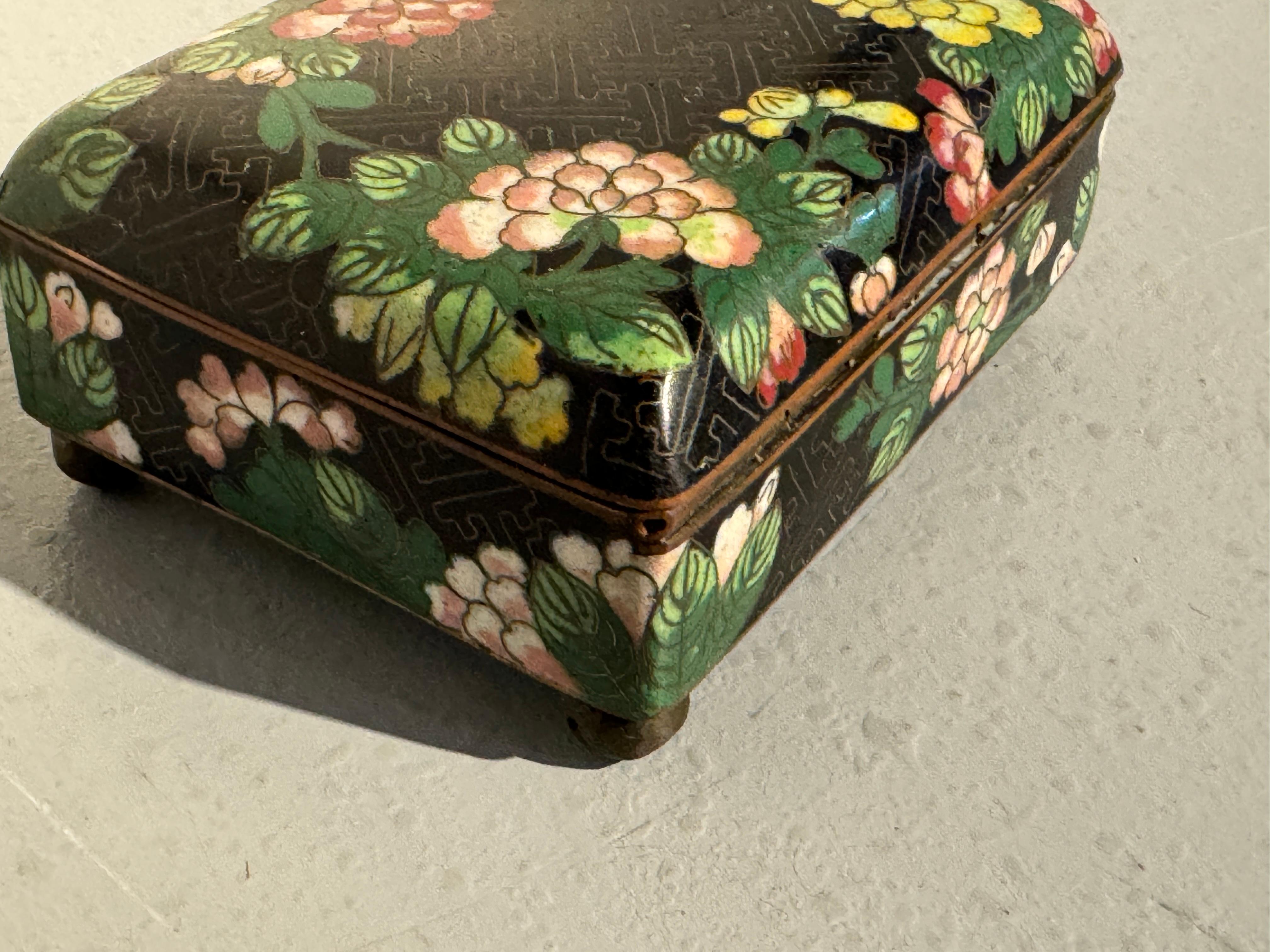 Pequeña caja china de cloisonné negro, finales de la dinastía Qing, hacia 1900, China Cobre en venta