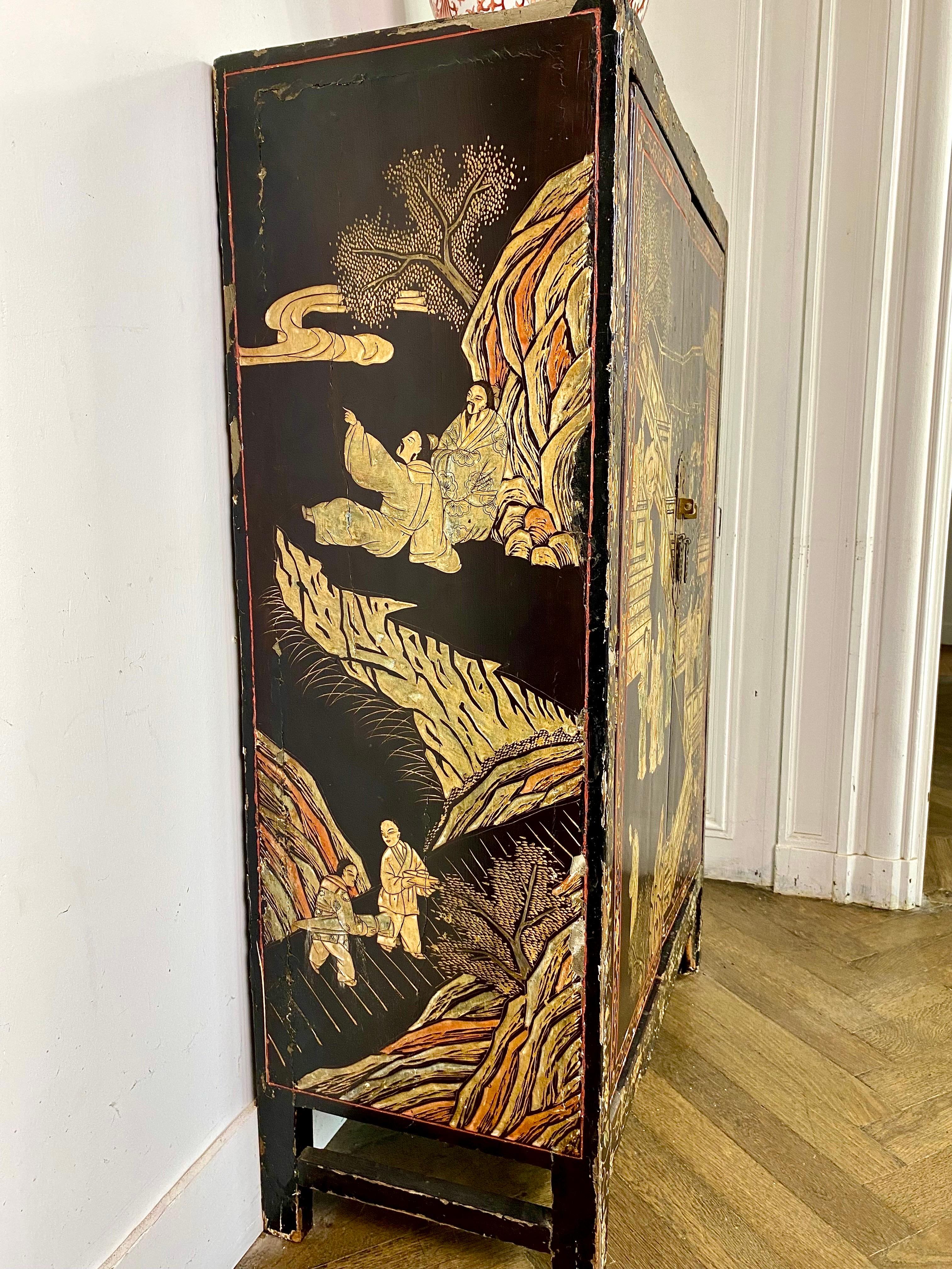 Petite armoire chinoise laquée noire 19ème siècle en vente 2