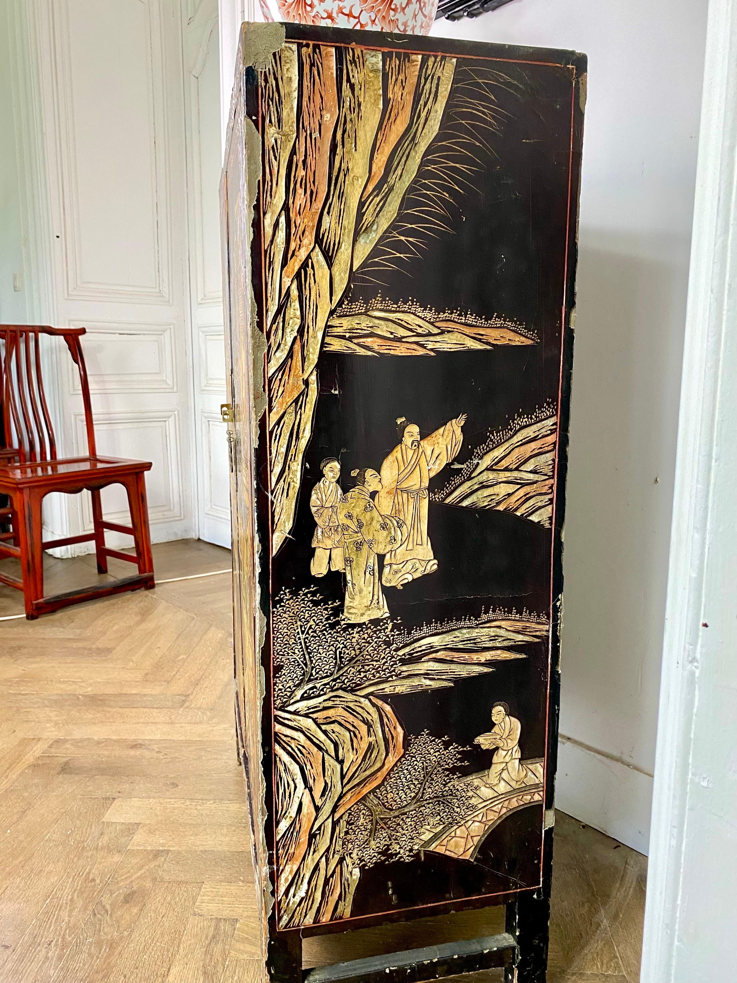 Petite armoire chinoise laquée noire 19ème siècle en vente 3