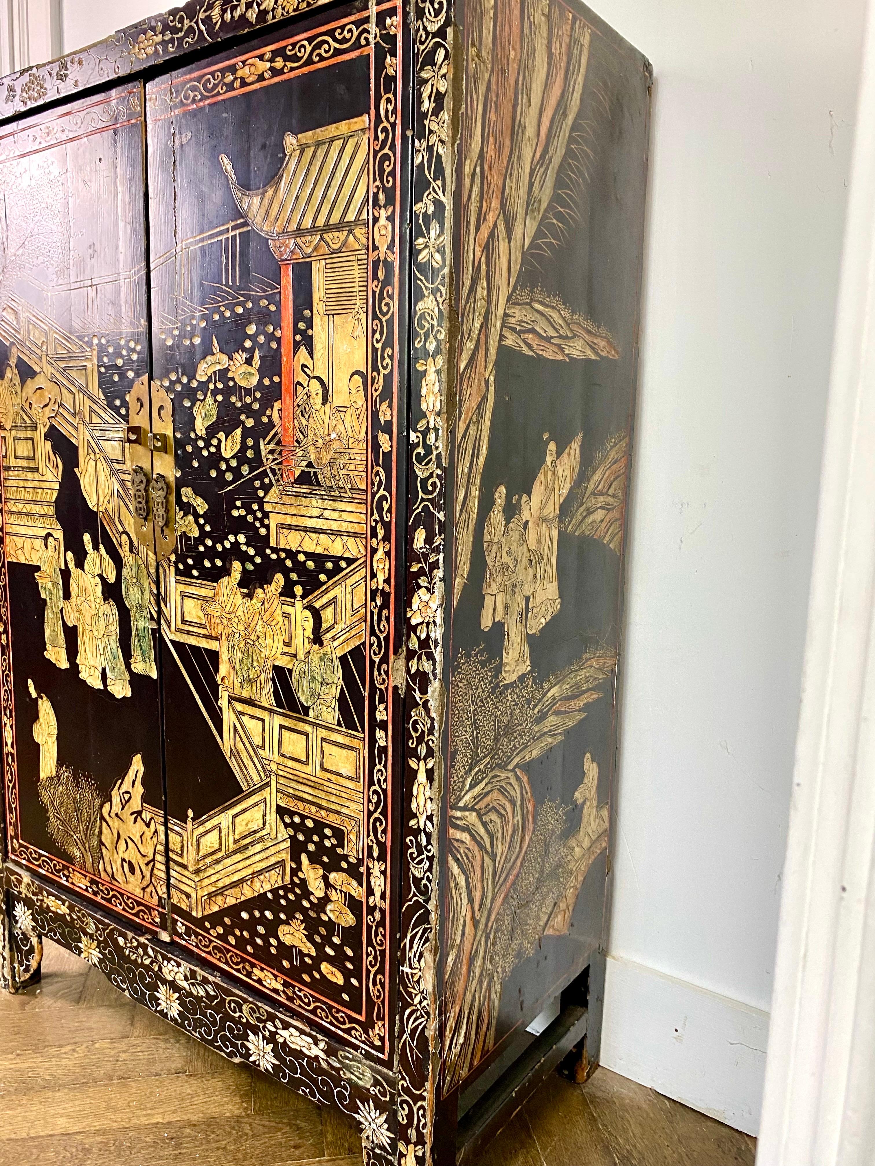 Petite armoire chinoise laquée noire 19ème siècle en vente 4