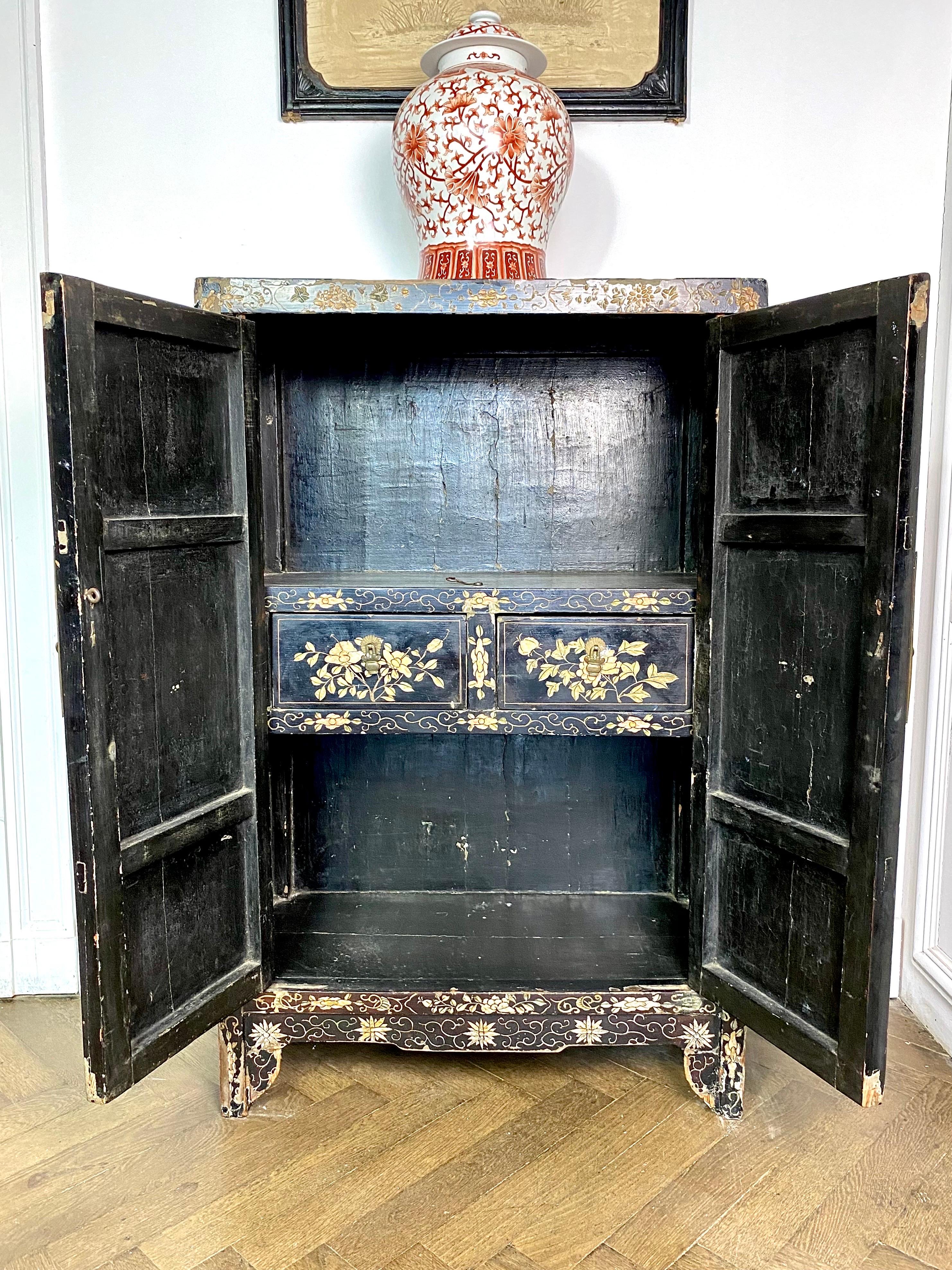 Petite armoire chinoise laquée noire 19ème siècle en vente 6