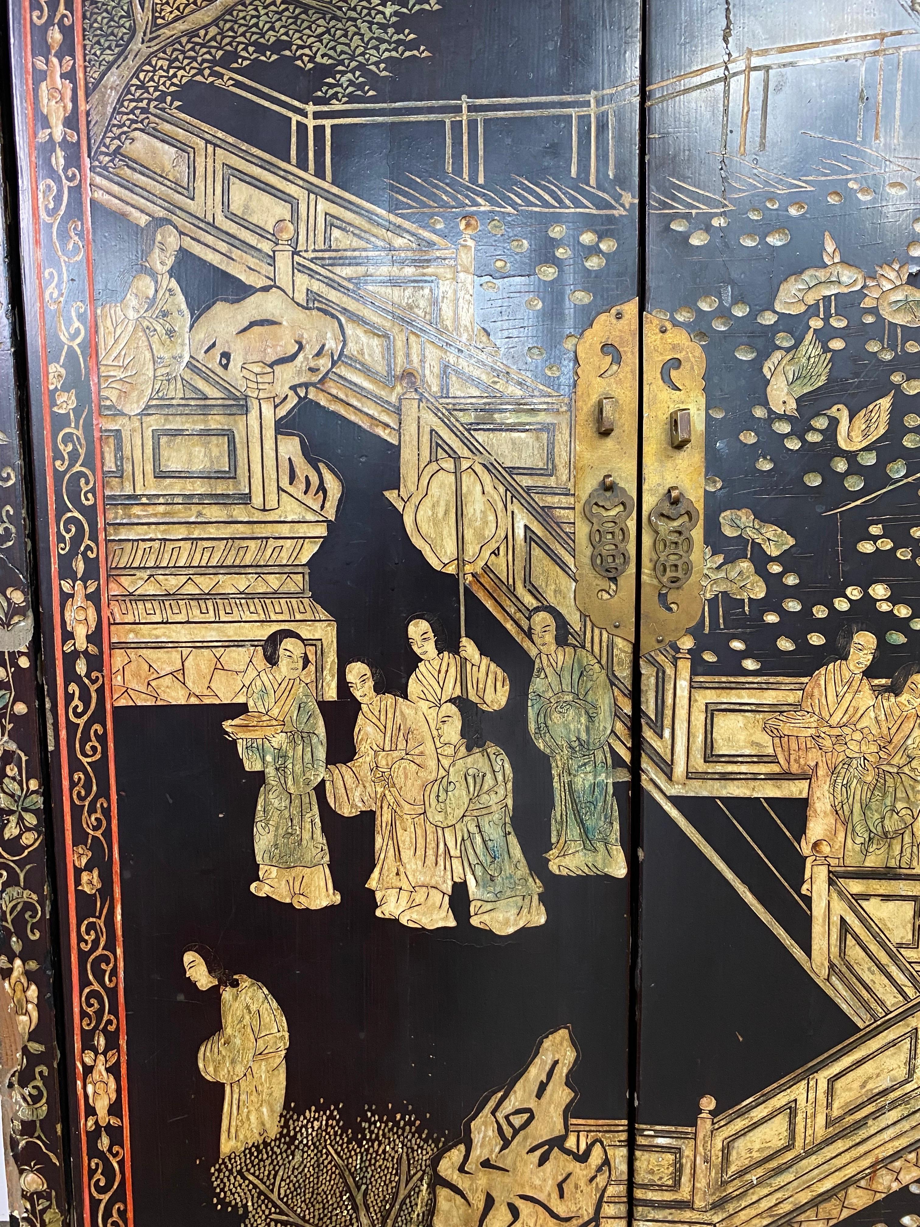 Chinoiseries Petite armoire chinoise laquée noire 19ème siècle en vente