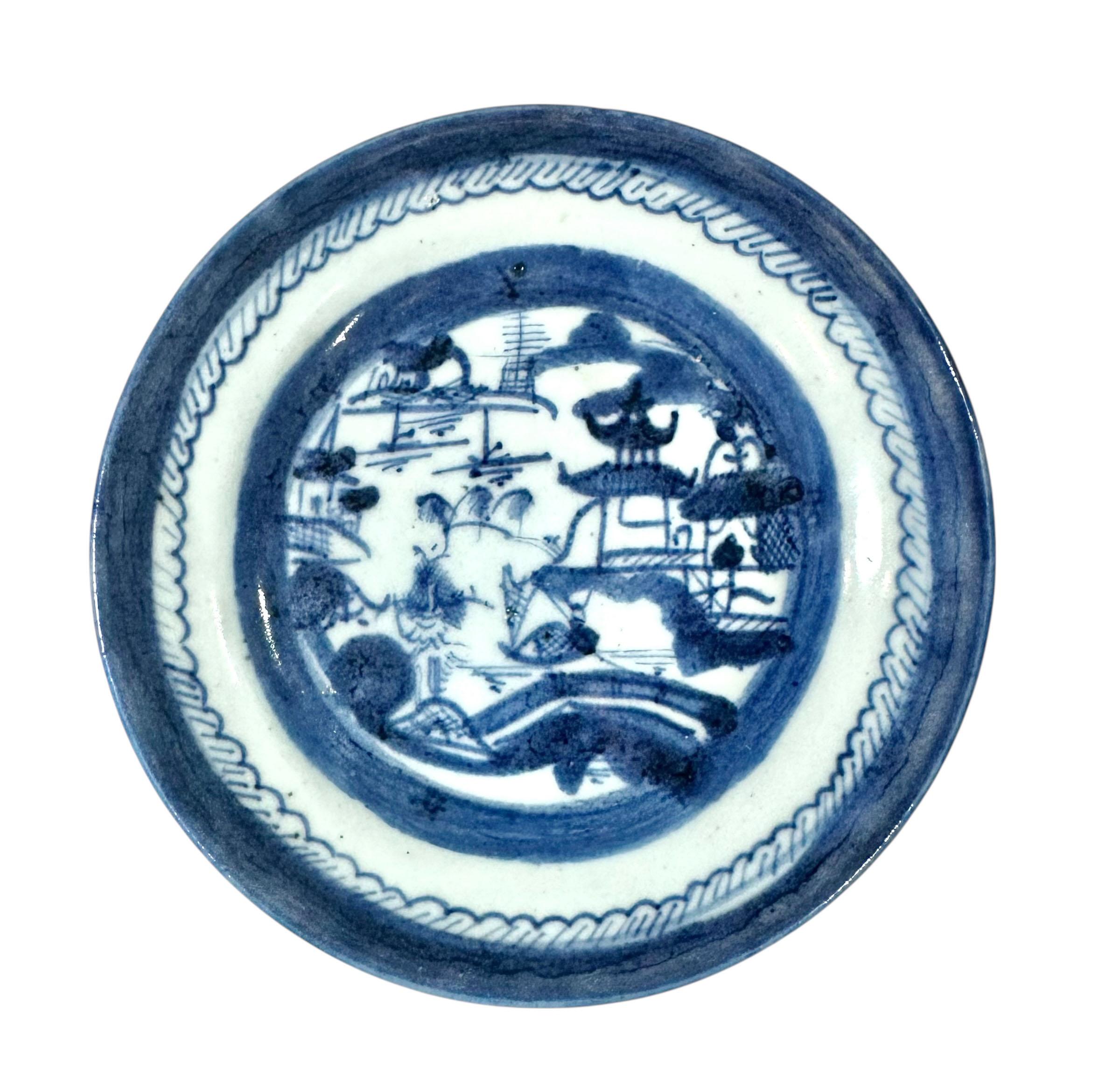 Eine bezaubernde Schale aus blau-weißem Porzellan aus dem frühen 19. Jahrhundert, fein von Hand bemalt mit einer heiteren Dorfszene neben einer Brücke und ruhigem Wasser. Die zarte Pinselführung und die ausgewogene Komposition spiegeln die