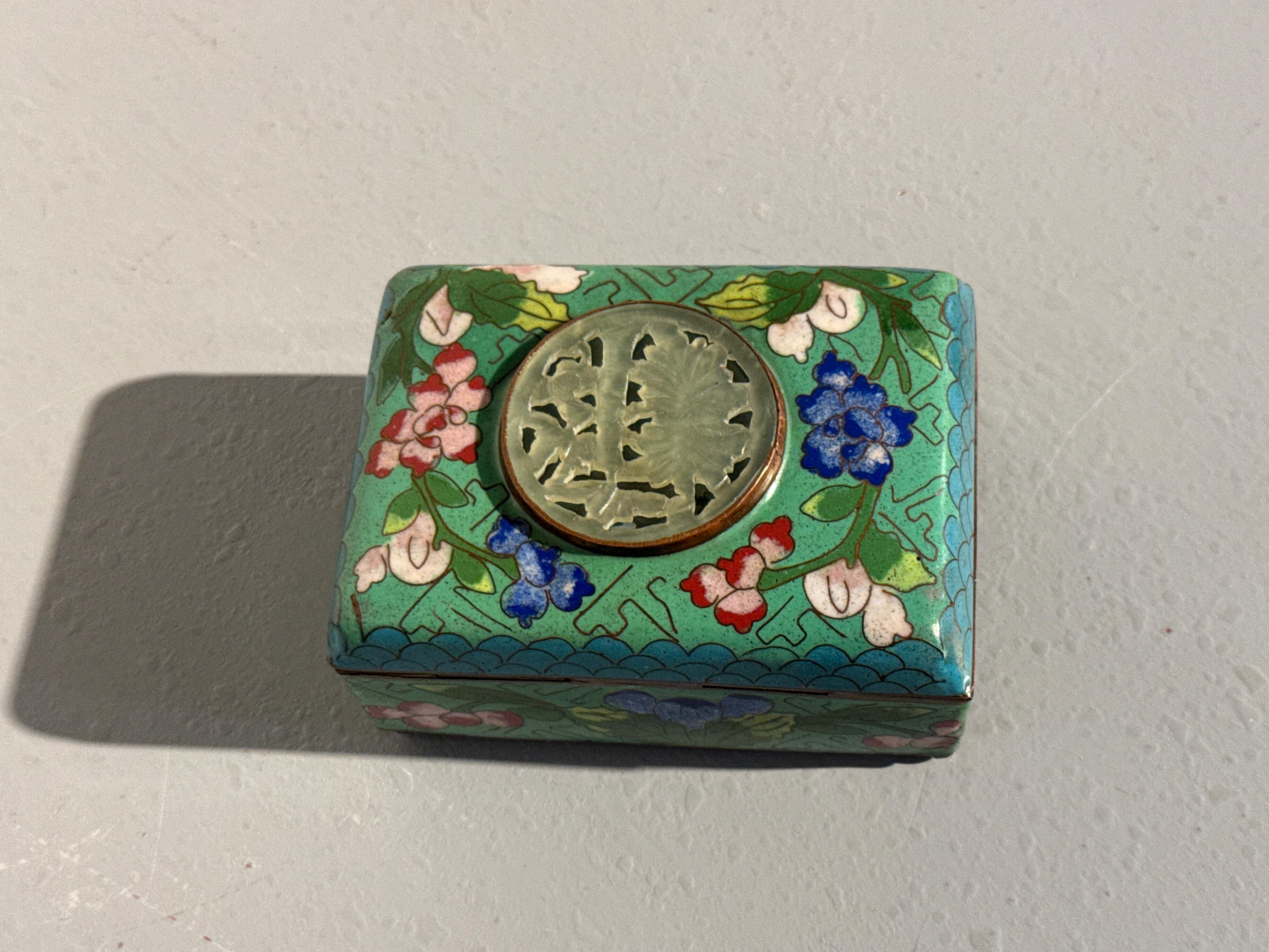 Pequeña caja china de baratijas de cloisonné y piedra dura, Periodo de la República, China Qing en venta