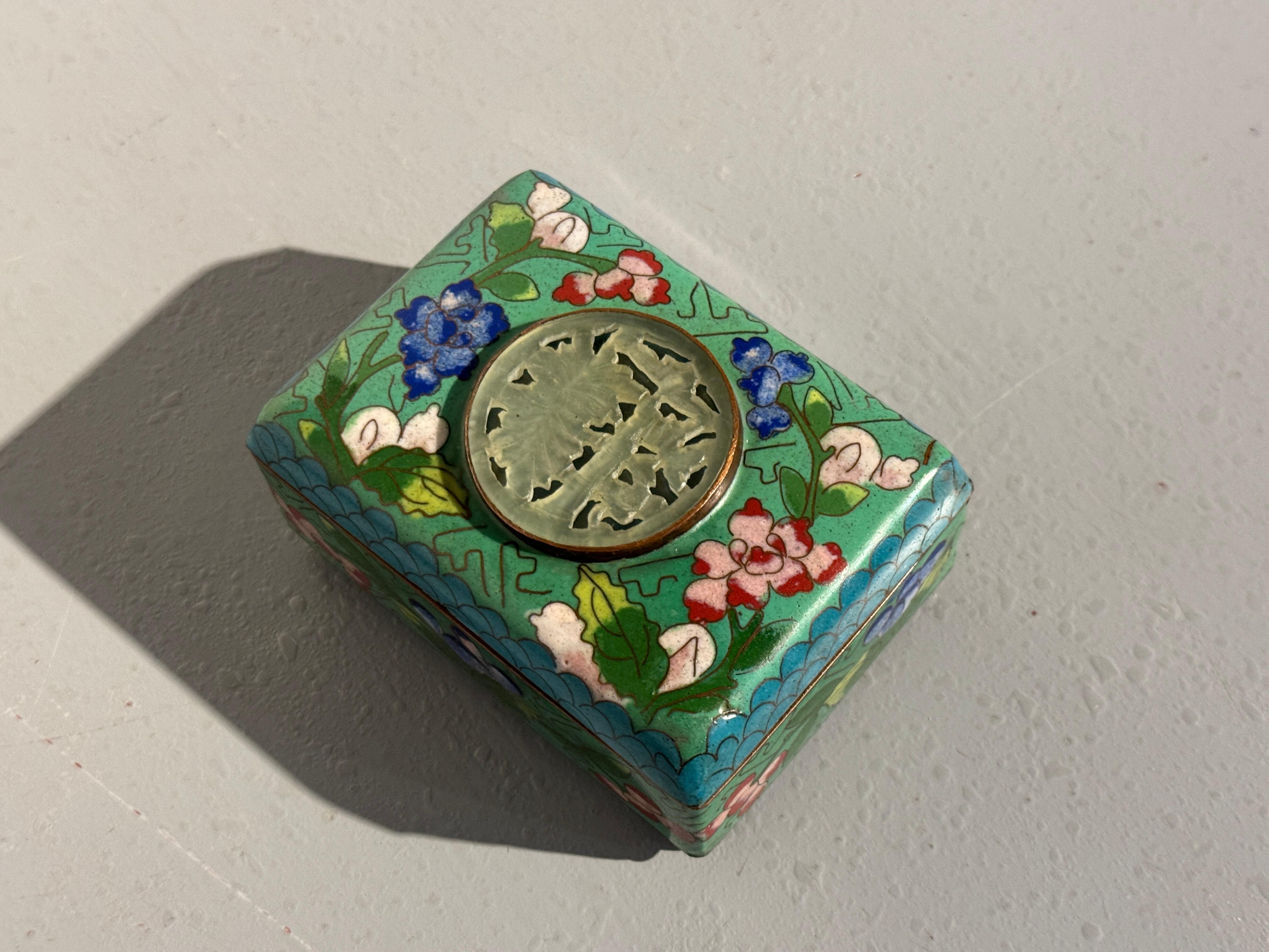 Pequeña caja china de baratijas de cloisonné y piedra dura, Periodo de la República, China Chino en venta