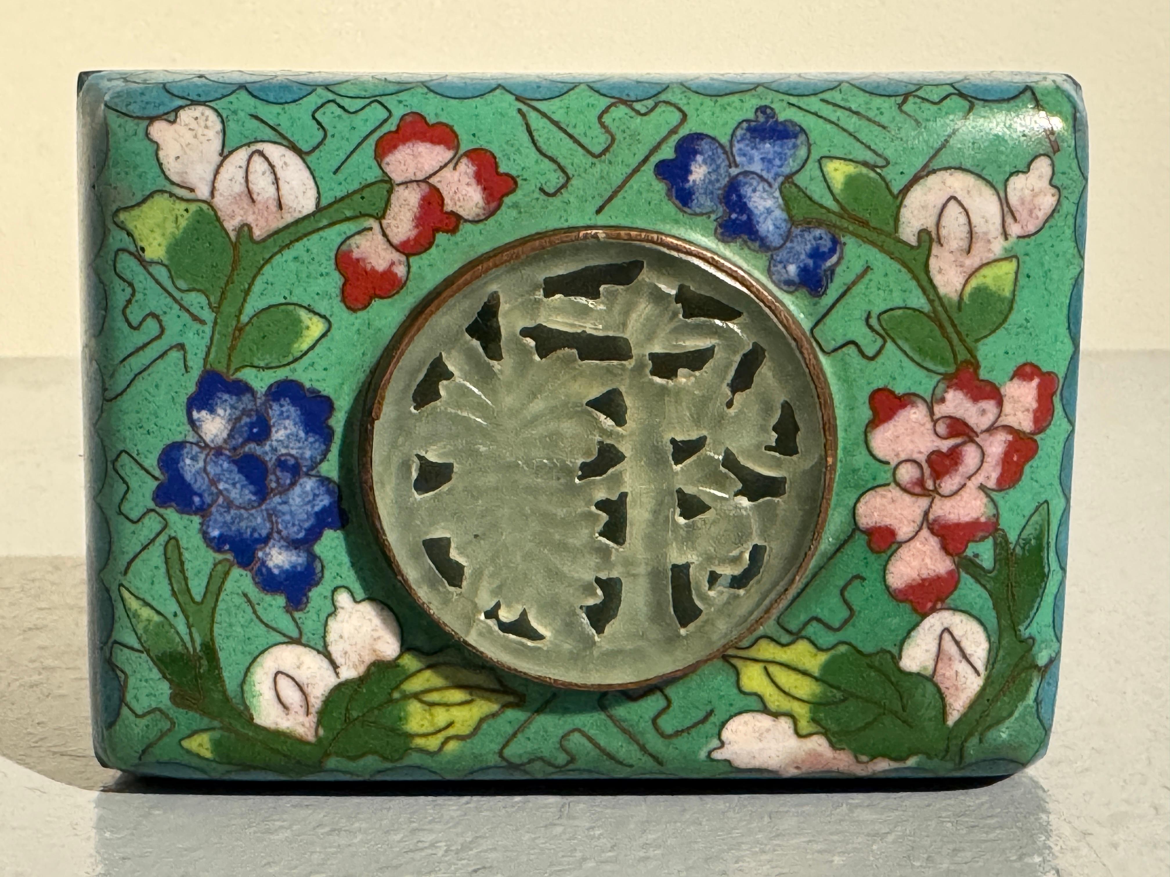 Pequeña caja china de baratijas de cloisonné y piedra dura, Periodo de la República, China en Bueno estado para la venta en Austin, TX
