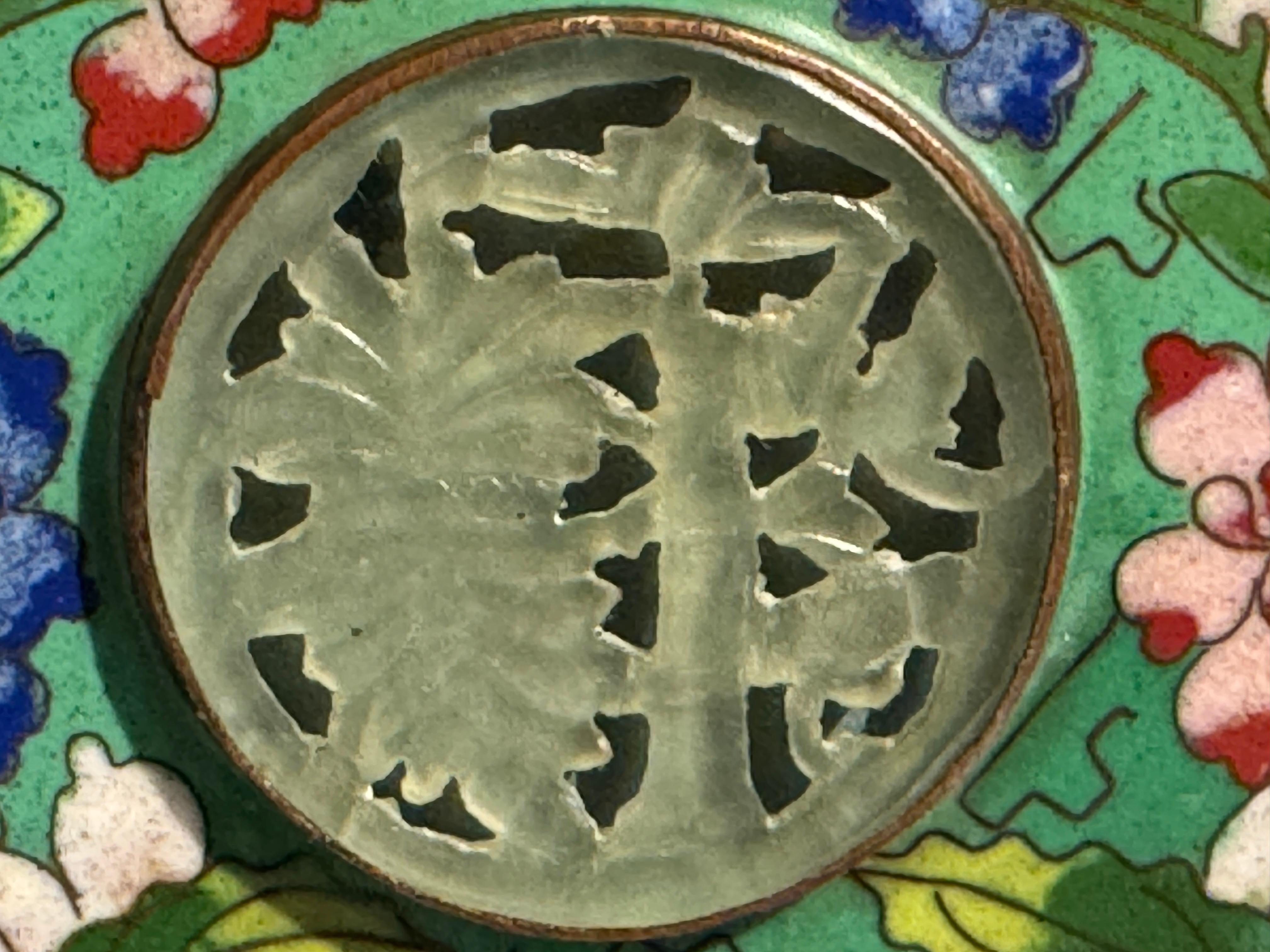 Pequeña caja china de baratijas de cloisonné y piedra dura, Periodo de la República, China principios del siglo XX en venta