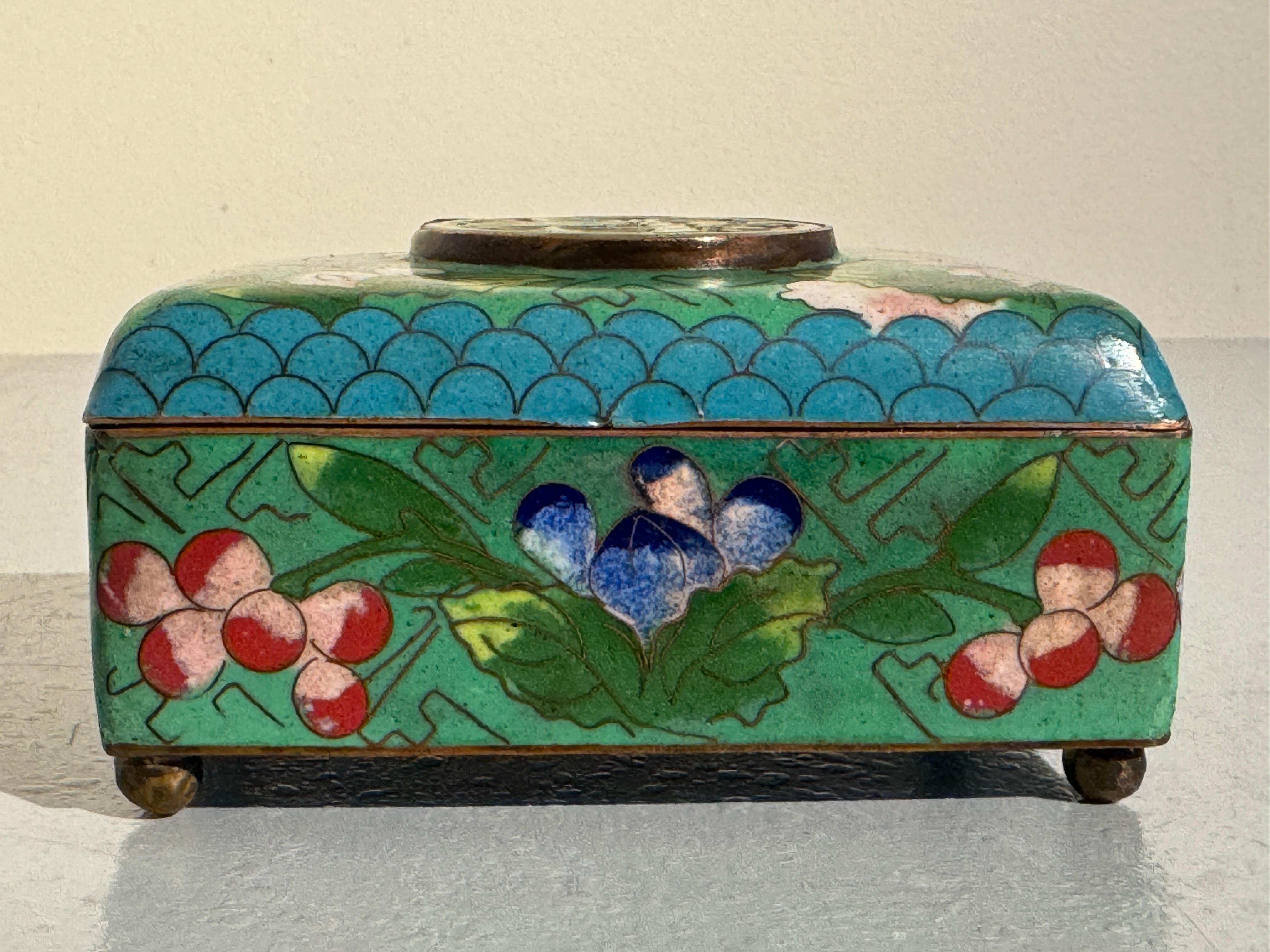 Pequeña caja china de baratijas de cloisonné y piedra dura, Periodo de la República, China Cobre en venta