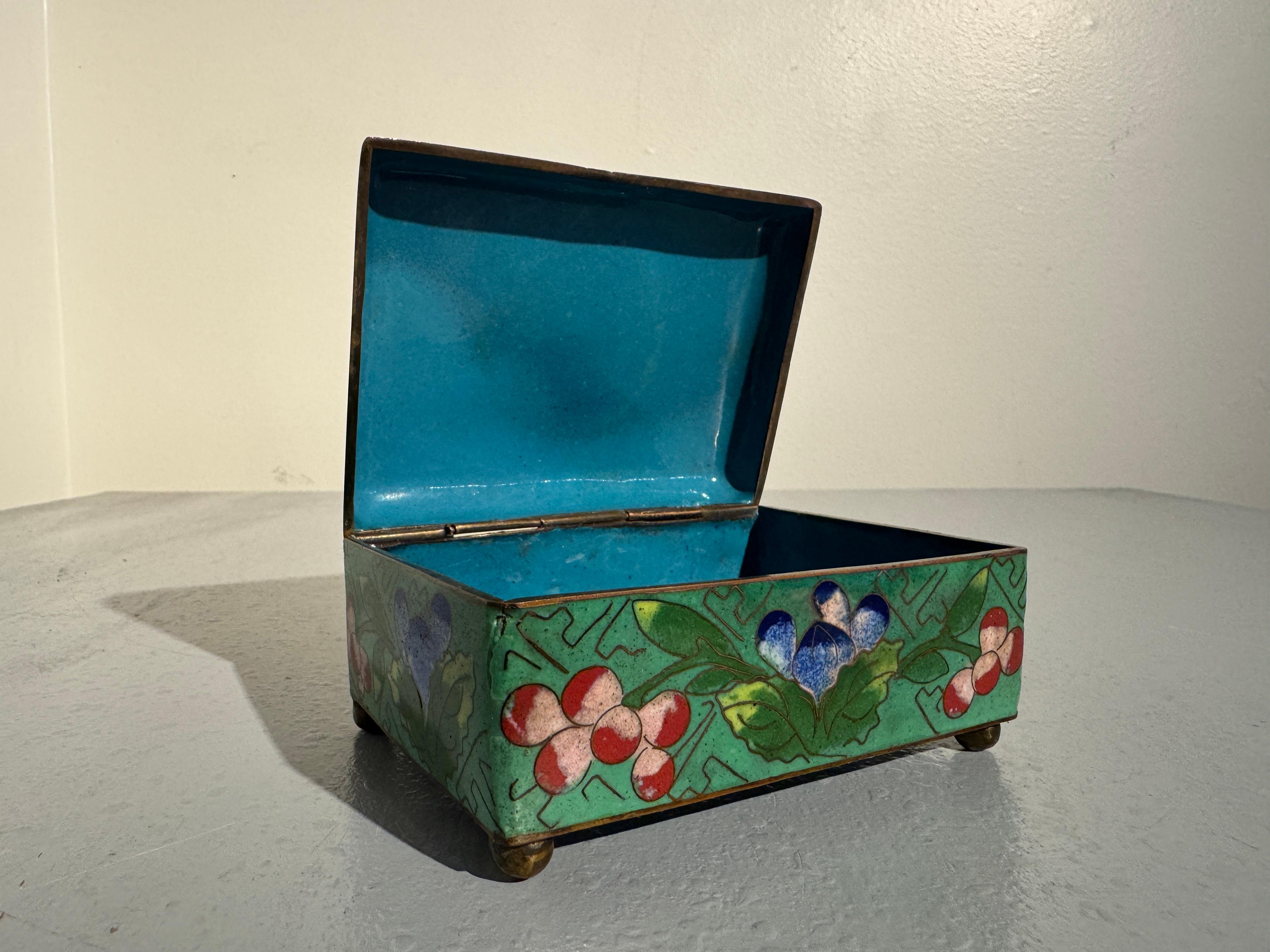 Pequeña caja china de baratijas de cloisonné y piedra dura, Periodo de la República, China en venta 1