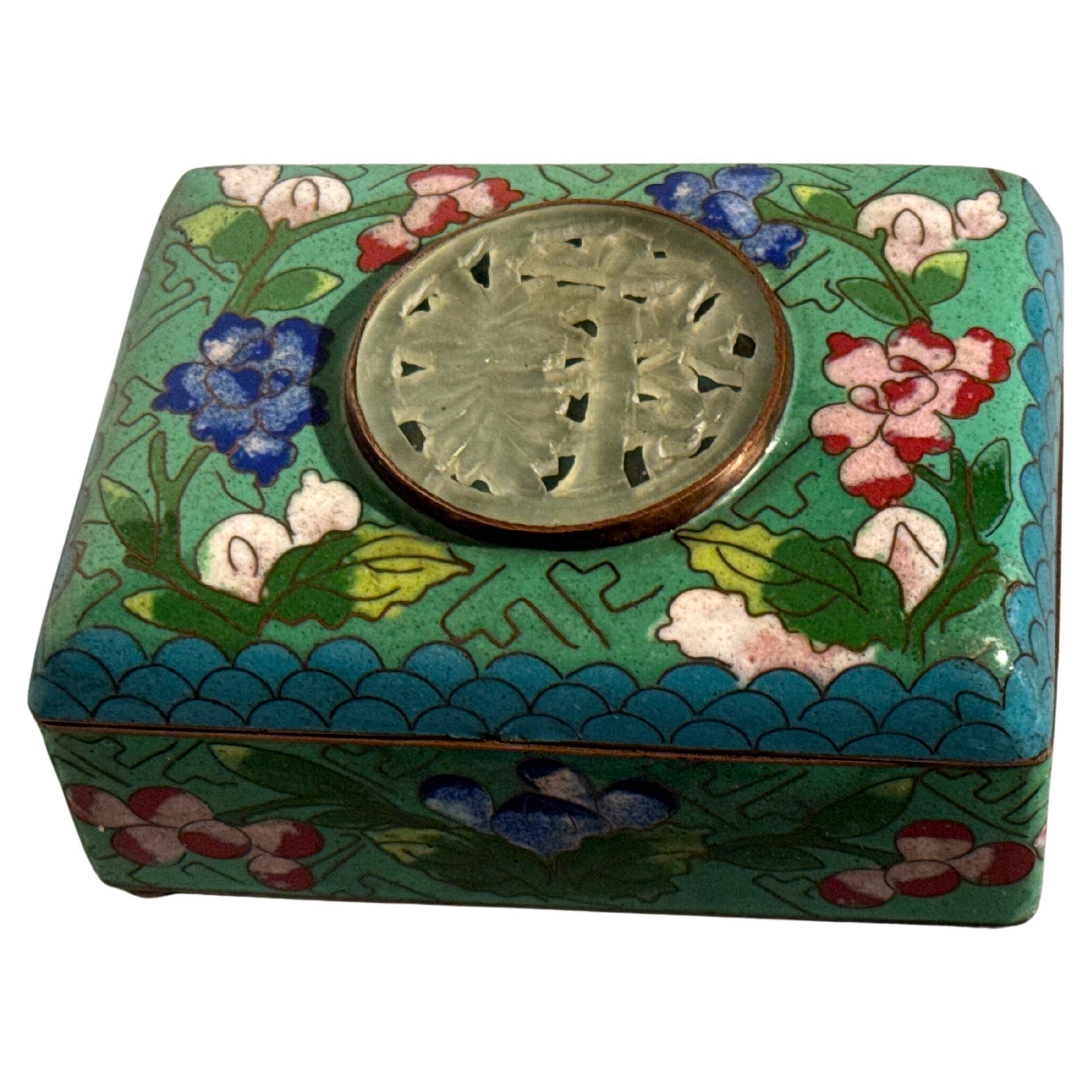 Pequeña caja china de baratijas de cloisonné y piedra dura, Periodo de la República, China