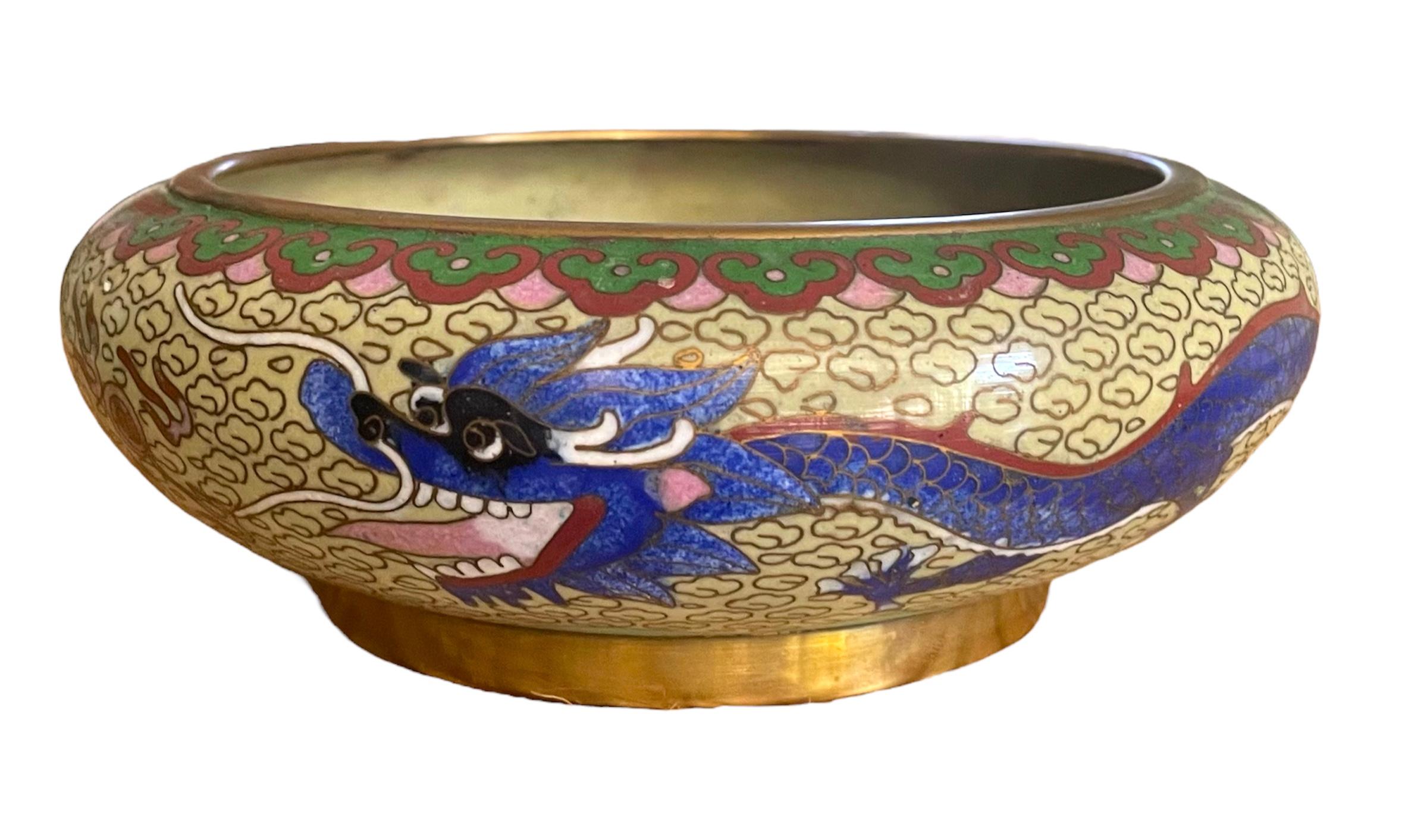 Peint Petite émail cloisonné chinois  Coupe décorative dragon en vente